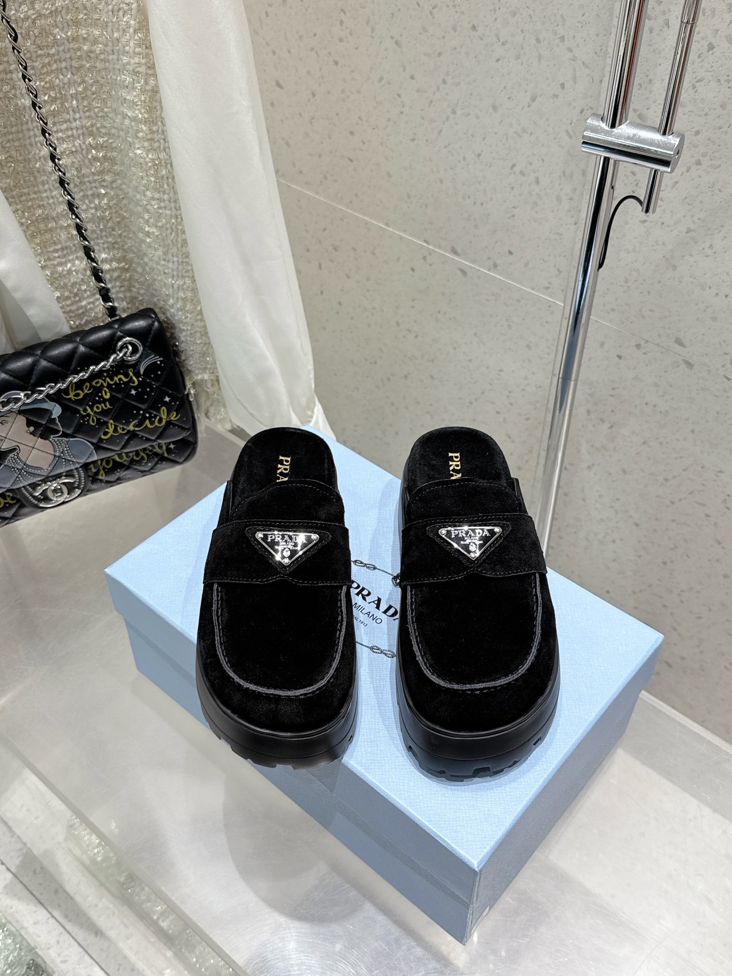 NO:441851,Prada Spring and summer new thick-soled sandals, triangle buckle bread toe half-slippers, latest catwalk series, classic upgrades, coexistence of comfort and fashionableness, each color matches good, design and different styles, original custom beef silhouettes on the upper, lining: original custom sheepskin lining, beef slippers, outsole foaming and non-slip sole, shoe size: 35-41 (40 41 custom made), semi-wrap, prada, prada, sandals, slippers, sheepskin19860909Prada 普拉达春夏新款厚底凉鞋 三角扣面包包头半拖鞋 最新走秀系列 经典升级 舒适度与时髦度并存 每个颜色搭配都好看,设计搭配不同风格需求 鞋面原版定制牛猄 内里: 原版定制羊皮内里 牛猄垫脚 大底发泡防滑大底 鞋码: 35-41（40 41定做）,半拖,prada,prada,sandals,slippers,sheepskin,Women's Shoes