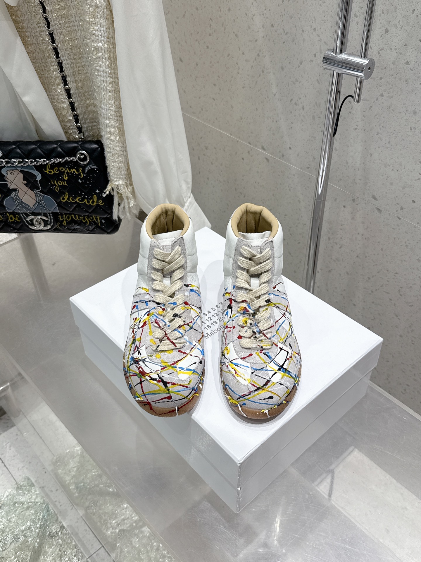 NO:441772,Couple style Graffiti style Men's 10 Maison Margiela MM6 Maison Margiela High-top couple style knitted socks Leaked training shoes Casual sports shoes Original purchase and development Making goods Genius designer brand, a light luxury brand This German training shoes continues the classic T-shaped genuine leather splicing design. After many careful improvements by the design team, it is just to let you experience the most original military flavor~Material special material/fabric surface, soft and delicate characteristics combined with the fashionable and trendy fabric surface, making it both have super high softness and comfort, while maintaining good breathability. Comfort and texture parallel, easy to control any matching for all seasons. Delivery counter exquisite packaging Fabric cowhide inner sheepskin Large sole original molded rubber material Sole thickness 2.5CM Size Women's 35-40 Men's 39-45 (men's 45  46 customized), casual shoes/sports shoes,masion margiela,masion margiela,sneakers,cowhide,sheepskin19860909情侣款 涂鸦款 男10 MaisonMargiela MM6 马吉拉 高帮情侣款针织连袜漏孔德训鞋 休闲运动鞋 原版购入开发 做货 鬼才设计师品牌,一个轻奢品牌 这一款德国训练鞋延续了经典的T形真皮拼接设计,经过设计团队多次的精心改良,只为让您体验最原始的军旅味道~材质特殊材料/布面,柔软细腻的特点与时尚潮流的布面相结合,使其既有超高的柔软舒适度,又同时保持不错的透气性能~舒适与质感并行,轻松驾驭四季穿着任何搭配 配送专柜精美包装 面料牛皮 内里羊皮 大底原版开模橡胶材质 底厚2.5CM Size女款35-40 男款39-45（男款45 46定做）,休闲鞋/运动鞋,masion margiela,masion margiela,sneakers,cowhide,sheepskin,Women's Shoes