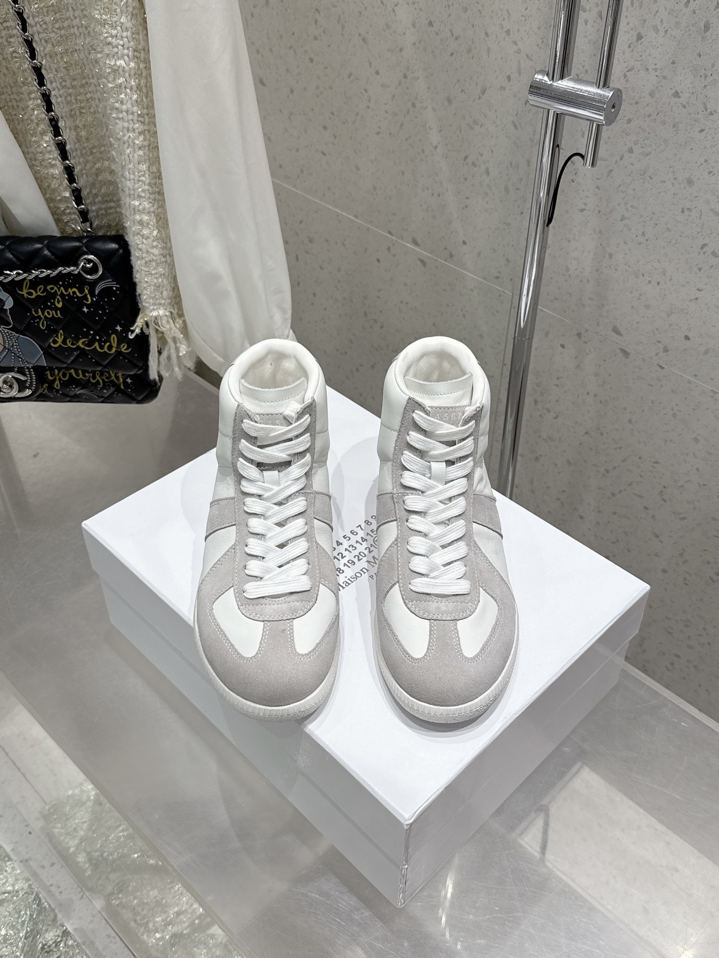 NO:441777,Couple model Men's 10 Maison Margiela MM6 Maison Margiela High-top Couple model knitted socks Leaked Knit training shoes Casual sports shoes Original purchase and development Made a genius designer brand, a light luxury brand This German training shoes continues the classic T-shaped genuine leather splicing design. After many careful improvements by the design team, it is just to let you experience the most original military flavor~Material special material/fabric surface, soft and delicate characteristics combined with the fashionable and trendy fabric surface, making it both have super high softness and comfort, while maintaining good breathability. Comfort and texture parallel, easy to control any matching for all seasons. Delivery counter exquisite packaging Fabric cowhide inner sheepskin Large sole original molded rubber material Sole thickness 2.5CM Size Women's 35-40 Men's 39-45 (men's 45  46 customized), casual shoes/sports shoes,masion margiela,masion margiela,sneakers,cowhide,sheepskin19860909情侣款 男10 MaisonMargiela MM6 马吉拉 高帮情侣款针织连袜漏孔德训鞋 休闲运动鞋 原版购入开发 做货 鬼才设计师品牌,一个轻奢品牌 这一款德国训练鞋延续了经典的T形真皮拼接设计,经过设计团队多次的精心改良,只为让您体验最原始的军旅味道~材质特殊材料/布面,柔软细腻的特点与时尚潮流的布面相结合,使其既有超高的柔软舒适度,又同时保持不错的透气性能~舒适与质感并行,轻松驾驭四季穿着任何搭配 配送专柜精美包装 面料牛皮 内里羊皮 大底原版开模橡胶材质 底厚2.5CM Size女款35-40 男款39-45（男款45 46定做）,休闲鞋/运动鞋,masion margiela,masion margiela,sneakers,cowhide,sheepskin,Women's Shoes