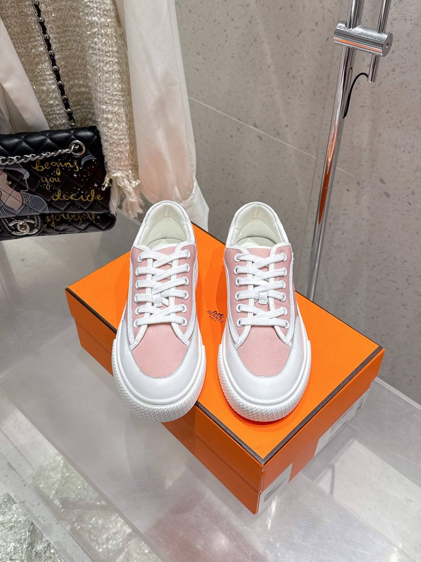 NO:441765,Top version Men's 10 Hermes casual shoes couples H home new sports shoes for four seasons Dy Kelly metal buckle casual sneakers white shoes This pair of Kelly white shoes is really amazing!  H home heros new sports shoes, simple upper cowhide, leather and tendon surface, light, comfortable and breathable!  Full of sportiness!  Top quality size 35-45 couples model, full set of counter synchronous gift box packaging!  , casual shoes/sports shoes, hermes, hermes, sneakers, cowhide19860909顶级版本 男10 Hermes 爱马仕休闲鞋情侣款 H家 四季新品运动鞋 Dy Kelly金属扣休闲运动鞋小白鞋 这双 Kelly 小白鞋真的颜值爆表！ H家 heros 运动鞋新品 简约鞋面牛皮牛筋面,轻盈舒适透气！运动感十足！顶级精品 size 35-45情侣款 全套专柜同步礼盒包装！,休闲鞋/运动鞋,hermes,hermes,sneakers,cowhide,Women's Shoes