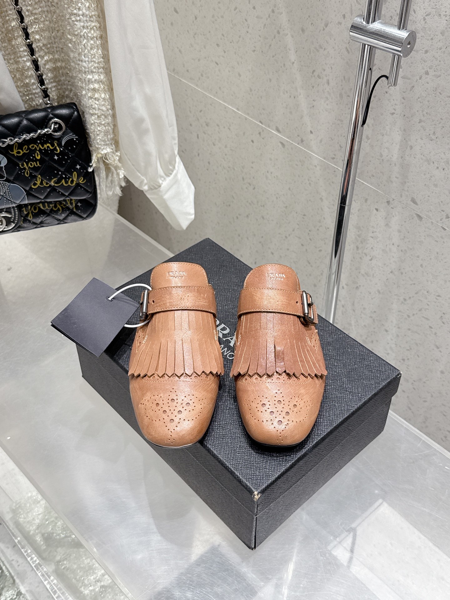 NO:441794,Top version of semi-trailed single shoes 320 Prada Prada 25Ss spring and summer show new tassel retro loafers single shoes This shoe is intended to present a classic and retro style, combining masculine temperament and soft style, forming a binary contrast, highlighting the iconic style of the Prada series. The tassels are refined with special handicrafts, and details such as buckles and block patterns show the traditional charm. A surprising reinterpretation breaks the routine and is reinterpreted. This shoe is rejuvenated with a more fashionable design. Imported calfskin upper, two-color waxing, inner sheepskin, original rubber sole, size 35-39 (40,41 custom-made, non-return and exchange), semi-trailed single shoes, prada, prada, loafers, cowhide, sheepskin19860909顶级版 半拖 单鞋320 Prada 普拉达 25Ss春夏走秀新款流苏复古乐福鞋单鞋 这款鞋履着意呈现经典与复古格调,兼具阳刚气质与柔美风情,形成二元对比,彰显Prada系列的标志性风格.流苏采用特殊手工艺精制而成,扣带、布洛克花纹等细节展露传统魅力.打破常规而令人惊喜的重新演绎,这款鞋履以更加时尚的设计焕新亮相. 鞋面进口小牛皮 双色打蜡 内里羊皮内里 鞋底原版橡胶鞋底 码数35-39（40,41定制不退换）,半拖单鞋,prada,prada,loafers,cowhide,sheepskin,Women's Shoes