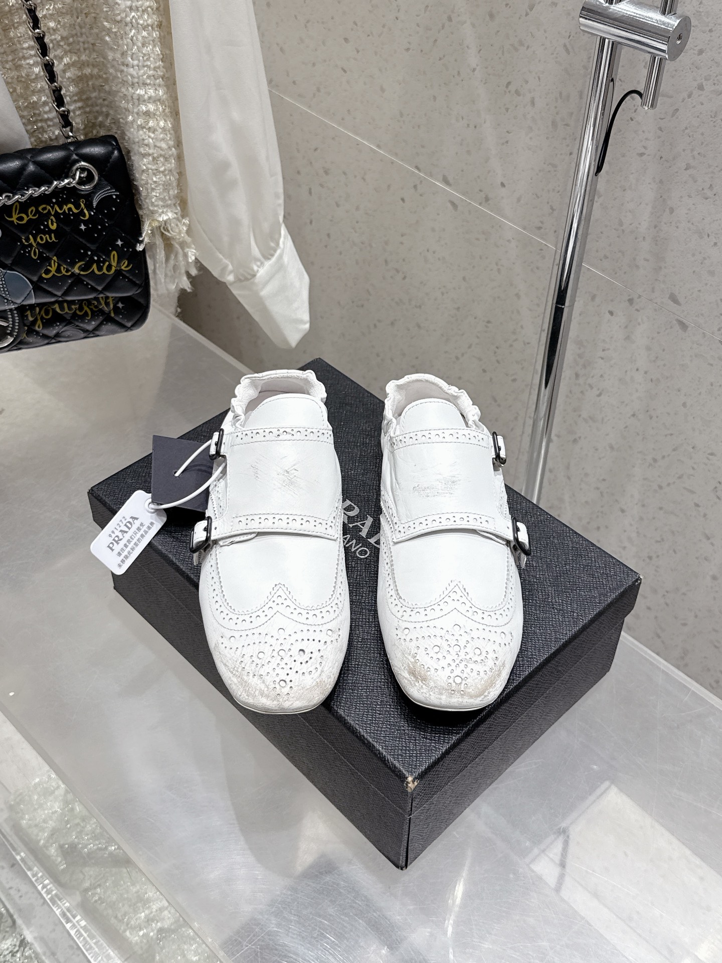 NO:441798,Top version of semi-travel 310 single shoes Prada 25Ss spring and summer catwalk new tassel retro loafers single shoes This shoe is intended to present a classic and retro style, combining masculinity and soft style, forming a binary contrast, highlighting the iconic style of the Prada series. The tassels are refined with special handicrafts, and details such as buckles and block patterns show the traditional charm. A surprising reinterpretation breaks the routine and is reinterpreted. This shoe is rejuvenated with a more fashionable design. Imported calfskin upper, two-color waxing, inner sheepskin inner sole original rubber sole size 35-39 (40,41 custom-made, non-return and exchange), semi-travel shoes, prada, prada, loafers, cowhide, sheepskin19860909顶级版 半拖310 单鞋 Prada 普拉达 25Ss春夏走秀新款流苏复古乐福鞋单鞋 这款鞋履着意呈现经典与复古格调,兼具阳刚气质与柔美风情,形成二元对比,彰显Prada系列的标志性风格.流苏采用特殊手工艺精制而成,扣带、布洛克花纹等细节展露传统魅力.打破常规而令人惊喜的重新演绎,这款鞋履以更加时尚的设计焕新亮相. 鞋面进口小牛皮 双色打蜡 内里羊皮内里 鞋底原版橡胶鞋底 码数35-39（40,41定制不退换）,半拖单鞋,prada,prada,loafers,cowhide,sheepskin,Women's Shoes