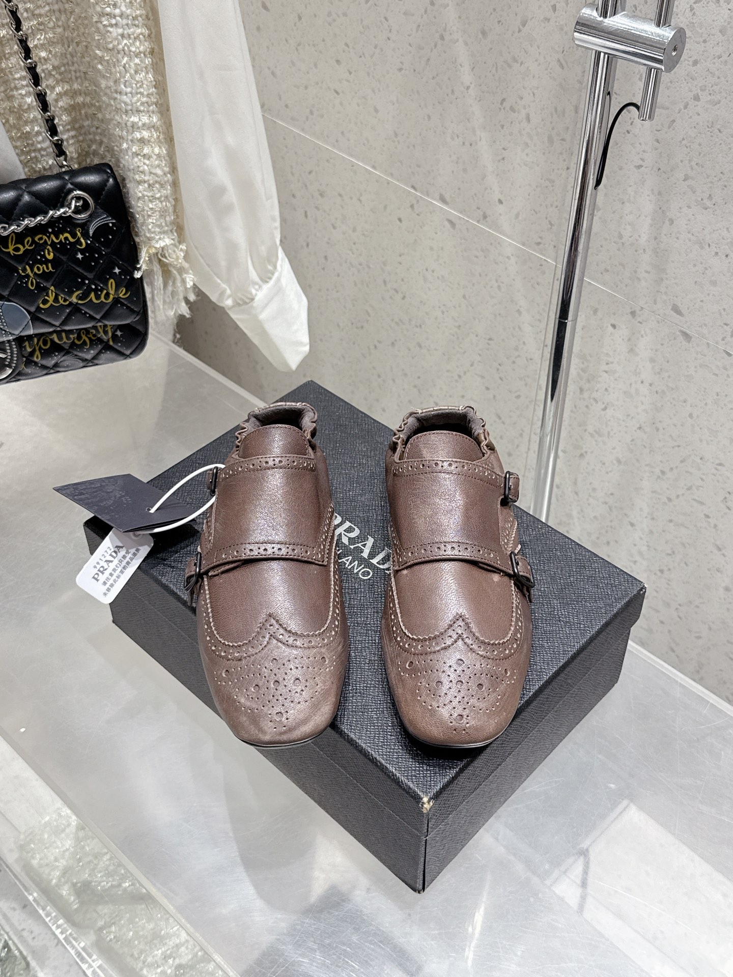 NO:441802,Top version of semi-trailed single shoes 320 Prada Prada 25Ss spring and summer catwalk new tassel retro loafers single shoes This shoe is intended to present a classic and retro style, combining masculinity and soft style, forming a binary contrast, highlighting the iconic style of the Prada series. The tassels are refined with special handicrafts, and details such as buckles and block patterns show the traditional charm. A surprising reinterpretation breaks the routine and is reinterpreted. This shoe is rejuvenated with a more fashionable design. Imported calfskin upper, two-color waxing, inner sheepskin inner sole, original rubber sole, size 35-39 (40,41 custom-made, non-return and exchange), semi-trailed single shoes, prada, prada, loafers, cowhide, sheepskin19860909顶级版 半拖 单鞋320 Prada 普拉达 25Ss春夏走秀新款流苏复古乐福鞋单鞋 这款鞋履着意呈现经典与复古格调,兼具阳刚气质与柔美风情,形成二元对比,彰显Prada系列的标志性风格.流苏采用特殊手工艺精制而成,扣带、布洛克花纹等细节展露传统魅力.打破常规而令人惊喜的重新演绎,这款鞋履以更加时尚的设计焕新亮相. 鞋面进口小牛皮 双色打蜡 内里羊皮内里 鞋底原版橡胶鞋底 码数35-39（40,41定制不退换）,半拖单鞋,prada,prada,loafers,cowhide,sheepskin,Women's Shoes