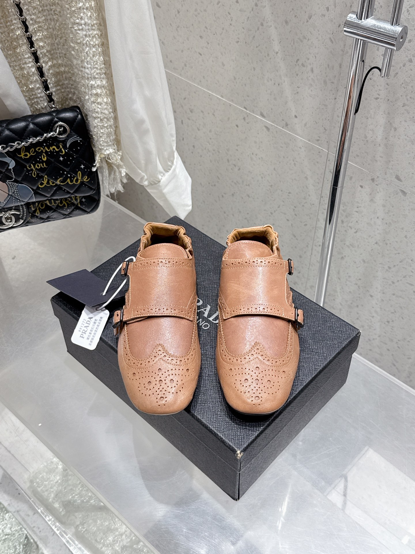 NO:441806,Top version of semi-travel 310 single shoes Prada 25Ss spring and summer catwalk new tassel retro loafers single shoes This shoe is intended to present a classic and retro style, combining masculinity and soft style, forming a binary contrast, highlighting the iconic style of the Prada series. The tassels are refined with special handicrafts, and details such as buckles and block patterns show the traditional charm. A surprising reinterpretation breaks the convention and is reinterpreted, this shoe is reinvented with a more fashionable design. Imported calfskin upper, two-color waxing, inner sheepskin inner sole, original rubber sole, size 35-39 (40,41 custom-made, non-return and exchange), semi-travel shoes, prada, prada, loafers, cowhide, sheepskin19860909顶级版 半拖310 单鞋 Prada 普拉达 25Ss春夏走秀新款流苏复古乐福鞋单鞋 这款鞋履着意呈现经典与复古格调,兼具阳刚气质与柔美风情,形成二元对比,彰显Prada系列的标志性风格.流苏采用特殊手工艺精制而成,扣带、布洛克花纹等细节展露传统魅力.打破常规而令人惊喜的重新演绎,这款鞋履以更加时尚的设计焕新亮相. 鞋面进口小牛皮 双色打蜡 内里羊皮内里 鞋底原版橡胶鞋底 码数35-39（40,41定制不退换）,半拖单鞋,prada,prada,loafers,cowhide,sheepskin,Women's Shoes