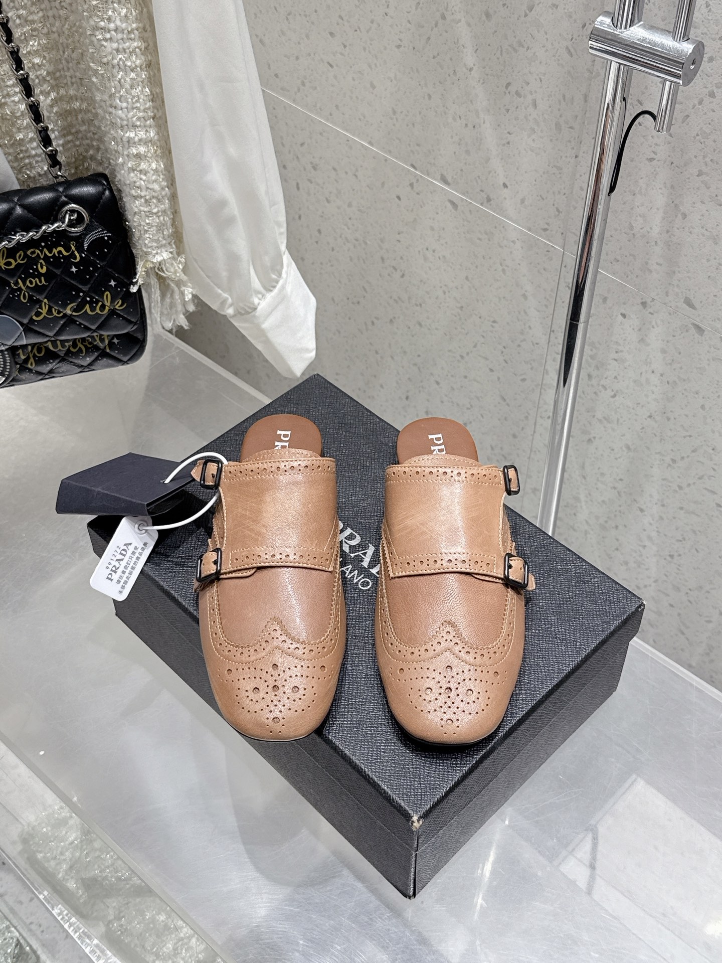 NO:441758,Top version of semi-trailed single shoes 320 Prada Prada 25Ss spring and summer catwalk new tassel retro loafers single shoes This shoe is intended to present a classic and retro style, combining masculinity and soft style, forming a binary contrast, highlighting the iconic style of the Prada series. The tassels are refined with special handicrafts, and details such as buckles and block patterns show the traditional charm. A surprising reinterpretation breaks the routine and is reinterpreted. This shoe is rejuvenated with a more fashionable design. Imported calfskin upper, two-color waxing, inner sheepskin inner sole, original rubber sole, size 35-39 (40,41 custom-made, non-return and exchange), semi-trailed single shoes, prada, prada, loafers, cowhide, sheepskin19860909顶级版 半拖 单鞋320 Prada 普拉达 25Ss春夏走秀新款流苏复古乐福鞋单鞋 这款鞋履着意呈现经典与复古格调,兼具阳刚气质与柔美风情,形成二元对比,彰显Prada系列的标志性风格.流苏采用特殊手工艺精制而成,扣带、布洛克花纹等细节展露传统魅力.打破常规而令人惊喜的重新演绎,这款鞋履以更加时尚的设计焕新亮相. 鞋面进口小牛皮 双色打蜡 内里羊皮内里 鞋底原版橡胶鞋底 码数35-39（40,41定制不退换）,半拖单鞋,prada,prada,loafers,cowhide,sheepskin,Women's Shoes