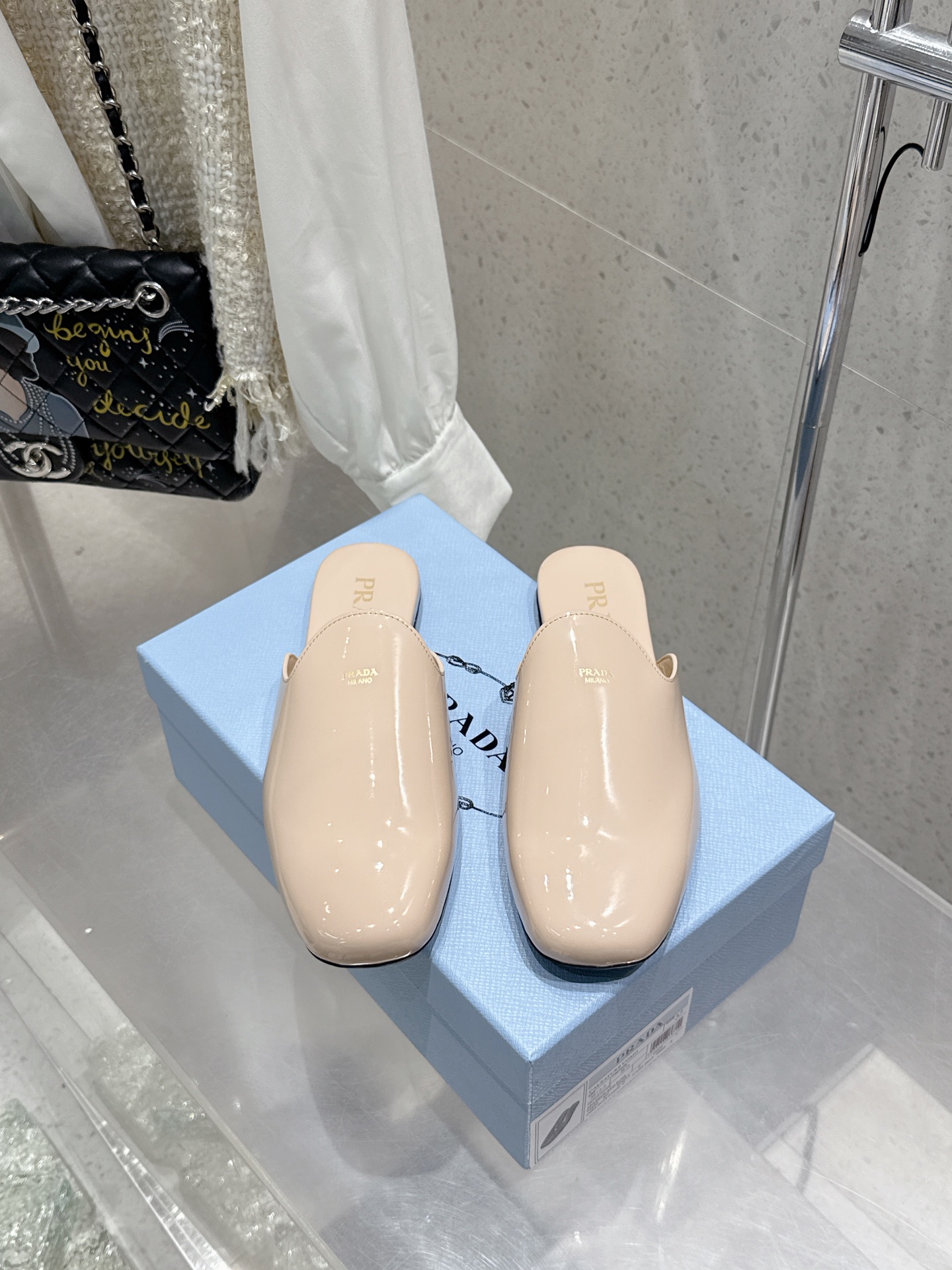 NO:441769,PRADA 2025 new product, new counter model Mary Zhen series is available, original custom-made cow patent leather private mold hardware buckle laser perforation process, inner lining, specific mixed-bred sheepskin inner lining, original mold opening leather outsole shoe size: 35-39 (40 customization, no return and exchange) The original counter full set of luxury packaging, semi-torque, prada, mary jane, sheepskin, Leather soles19860909PRADA 2025新品 专柜新款玛丽珍系列上新 鞋面原版定制牛漆皮私模五金扣激光穿孔工艺  内里特定混种羊皮内里 大底原版开模真皮大底 鞋码:35-39（40定制不退换） 原版专柜全套豪华包装,半拖,prada,mary jane,sheepskin,Leather soles,Women's Shoes