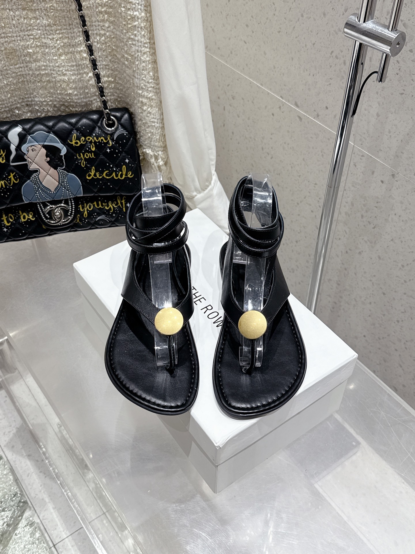 NO:410873,THEROW leather minimalist versatile flat shoes and foot clip sandals are really the most comfortable style I have ever worn, so soft!  The socks must take it away. It has a high-end and simple feeling, in fact, in addition to being beautiful, its comfort is really easy to wear so hard that it is reluctant to take it off!  Matching suit pants, no sense of incongruity, original fabric cowhide, original sole size#35-39 (40 customization, no return or replacement), split-toe shoes, sandals, flats, business suit, cowhide19860909THEROW真皮极简百搭平底鞋夹脚凉鞋脚真的是史上我穿过最最舒服的款式太柔软啦！ 磨脚星人一定要收了它 有一丢高级又简约的感觉其实除了好看以外它的舒适度真的是好穿到舍不得脱下来啦！ 搭配 西装裤 都毫无违和感 面料原版牛皮 鞋底原版鞋底 size#35-39（40定制不退不换）,分趾鞋,sandals,flats,business suit,cowhide,Women's Shoes