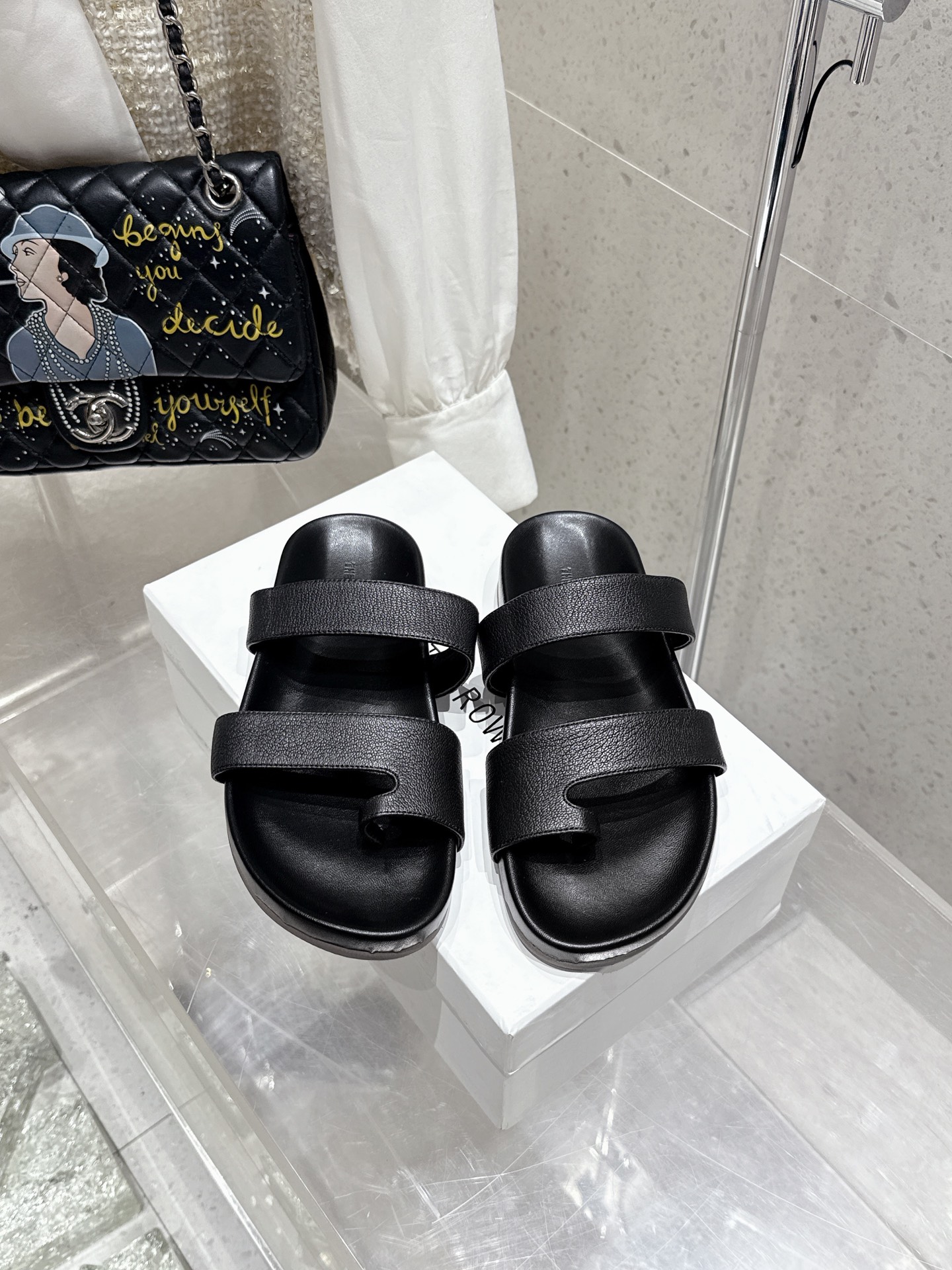 NO:410865,Purchase grade The row 25ss Spring and summer new simple wrinkle face simple flat sole foot-clip slippers!  Therow's usual minimalist style, clean and neat layout design, no decoration, only the design is the highlight, highlighting temperament and personality!  The upper is made of imported soft cowhide, soft, comfortable and soft!  Original rubber outsole combination with high-end texture!  Size35-40 (40 custom made without return or exchange), split-toe shoes, slippers, cowhide19860909代购级 The row 25ss 春夏新款简易皱面简易平底 夹脚拖鞋！ Therow一贯的极简风格 干净利落的版面设计 没有任何装饰 仅以设计为亮点 凸显气质和彰显个性！ 鞋面采用进口绵软牛皮 柔软舒适柔软！原版橡胶大底组合 高档质感！ Size35-40（40定做不退换）,分趾鞋,slippers,cowhide,Women's Shoes