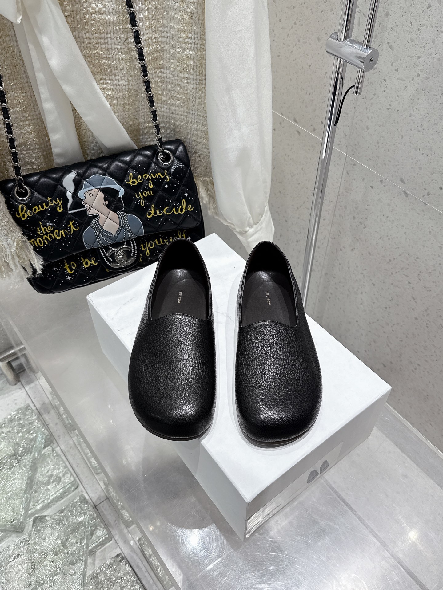 NO:410849,Purchasing grade THEROW 25ss Spring and Summer new loafers The correct way to open the high-end feel!  Simple and fashionable, fine workmanship, really must buy it. It is really amazing. The simpler the model, the more it tests the best style!  The upper is made of imported cowhide, inner foot padded sheepskin, original open molded rubber sole, Size#35-40 (40 custom made, no return or exchange), loafers, loafers, cowhide, sheepskin19860909代购级 THEROW 25ss 春夏新款 乐福鞋 高级感的正确打开方式！简洁又时髦 做工精细 真的一定要入手 真的很绝 越是看似简单的款越考验做版型之最！ 鞋面采用进口牛皮 内里垫脚羊皮 鞋底原版开模橡胶大底 Size#35-40（40订做不退换）,乐福鞋,loafers,cowhide,sheepskin,Women's Shoes