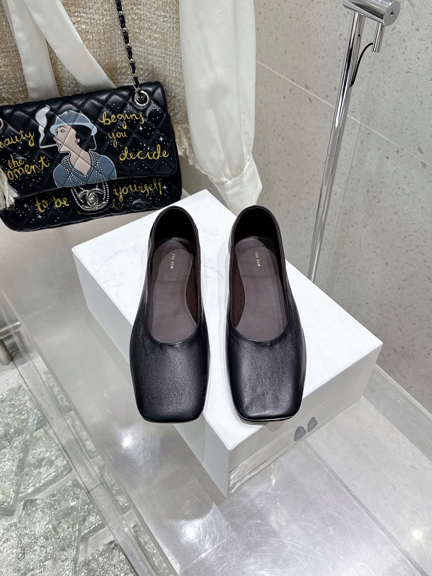 NO:410914,The row Niche trendy brand 25/ New early spring style Ballet shoes Single shoes Super soft and comfortable The first pair of grandma shoes in spring is the golden beauty needs to be shared immediately Super soft and glutinous leather, not tired from walking, super comfortable with soft sole, super personalized Therow style full of old money style, original imported sheepskin upper, footbed sheepskin sole original imported genuine leather sole Size#35-40 (40 custom made without return or exchange), ballet shoes, sheepskin19860909The row 小众潮牌 25/ 早春新款 芭蕾舞鞋 单鞋 超级柔软舒适 春天的第一双奶奶鞋非它莫属 金灿灿的美丽需要立马分享 超级软糯的皮子,暴走不累,软底的超级舒服 大方头超级个性 Therow风十足 老钱风满满 鞋面原版进口绵羊皮 垫脚羊皮 鞋底原版进口真皮面底 Size#35-40（40定做不退换）,芭蕾舞鞋,sheepskin,Women's Shoes