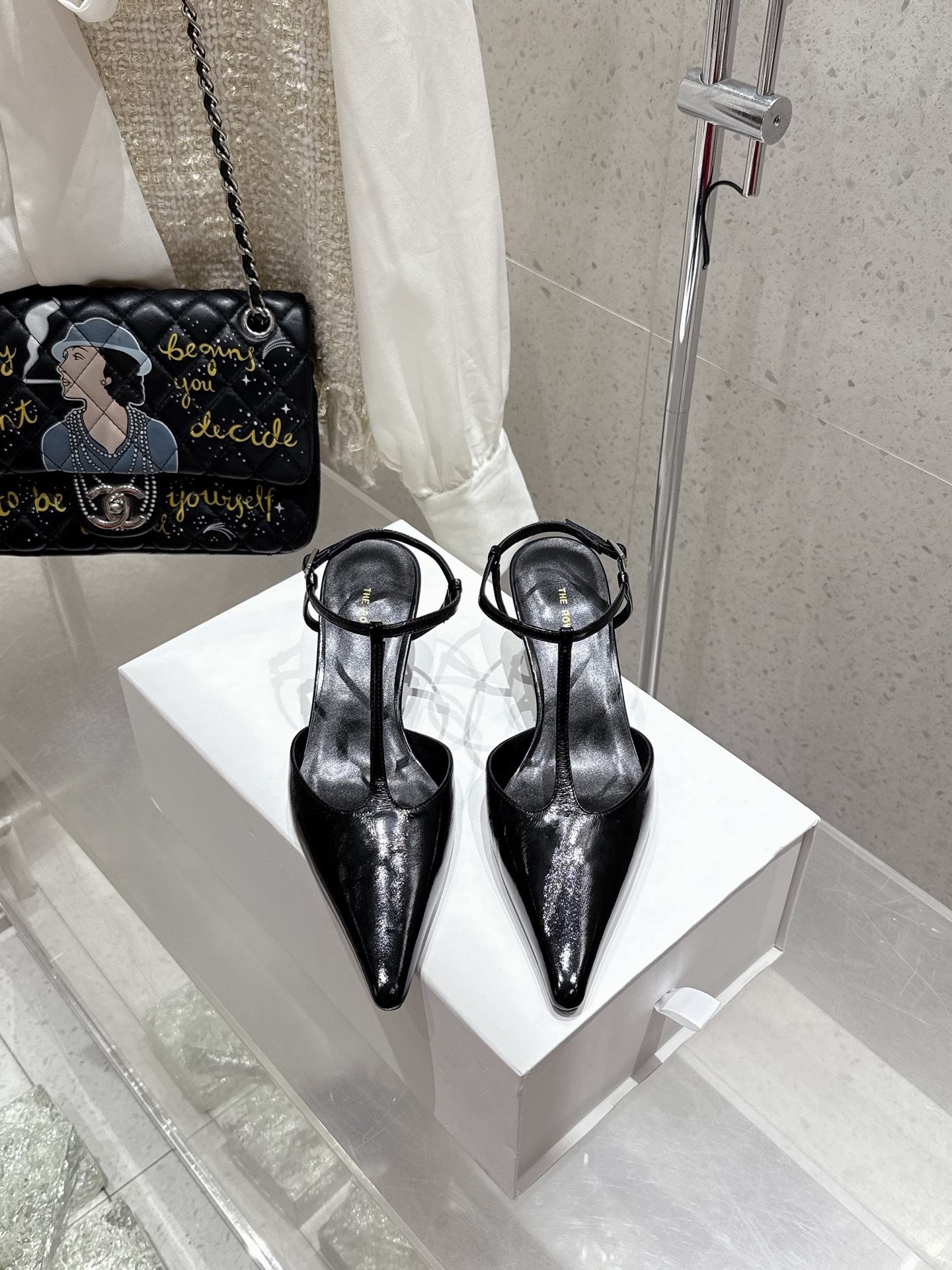 NO:410893,The top version of TheRow 25ss kitten and simple sandals is so simple and fashionable!  There is no unnecessary design. It has a high-end and simple feeling, in fact, in addition to being good-looking, its comfort is really easy to wear so much that it is hard to take off!  Match with jeans, suit pants, skirts are not inconsistent. Original wrinkled butter leather, footbed sheepskin, soles, genuine leather soles. Size 35~40 (40 custom made without return or exchange), sandals, sandals, skirts, jeans, business suit, sheepskin, Leather soles19860909顶级版 TheRow 25ss小猫跟简约凉鞋 太简约时髦啦！没有一丢丢多余的设计 有一丢高级又简约的感觉其实除了好看以外它的舒适度真的是好穿到舍不得脱下来啦！ 搭配牛仔裤 西装裤 半身裙都毫无违和感 面料原版皱牛油皮 垫脚羊皮 鞋底真皮大底 码数35~40（40定做不退换）,凉鞋,sandals,skirts,jeans,business suit,sheepskin,Leather soles,Women's Shoes