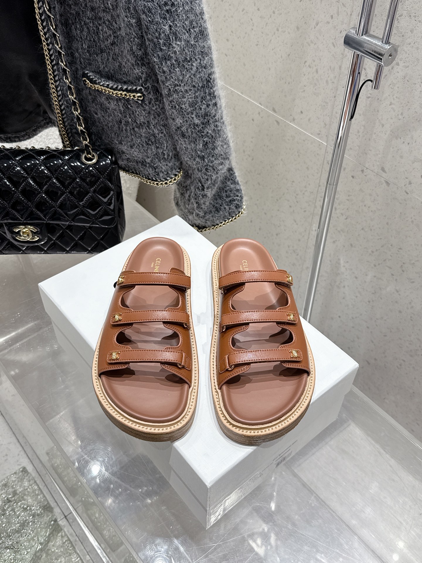 NO:869230,The top version of CELINE, the latest in spring and summer, thick-soled Arc de Triomphe British style flat-soled micro-label sandals and slippers, simple and fashionable, timeless and timeless, a classic that will never fade away in the fashion circle, retro British style, allowing you to wear a different temperament. Fabric original cowhide leather lining cowhide lining Outsole: original molded outsole Size34-42 (34 40 41  42 (custom-made, non-refundable), slippers, celine, sandals, slippers, cowhide19860909顶级版 CELINE塞琳 春夏最新 厚底 凯旋门英伦风平底微标凉鞋 拖鞋 简约大气时髦 耐看不过时 是时尚圈永不退潮的经典所在,复古的英伦风格,让你穿出不一样的气质 面料原版牛皮 内里牛皮内里 大底: 原版开模大底 Size34-42（34 40 41 42订做不退换）,拖鞋,celine,sandals,slippers,cowhide,Women's Shoes