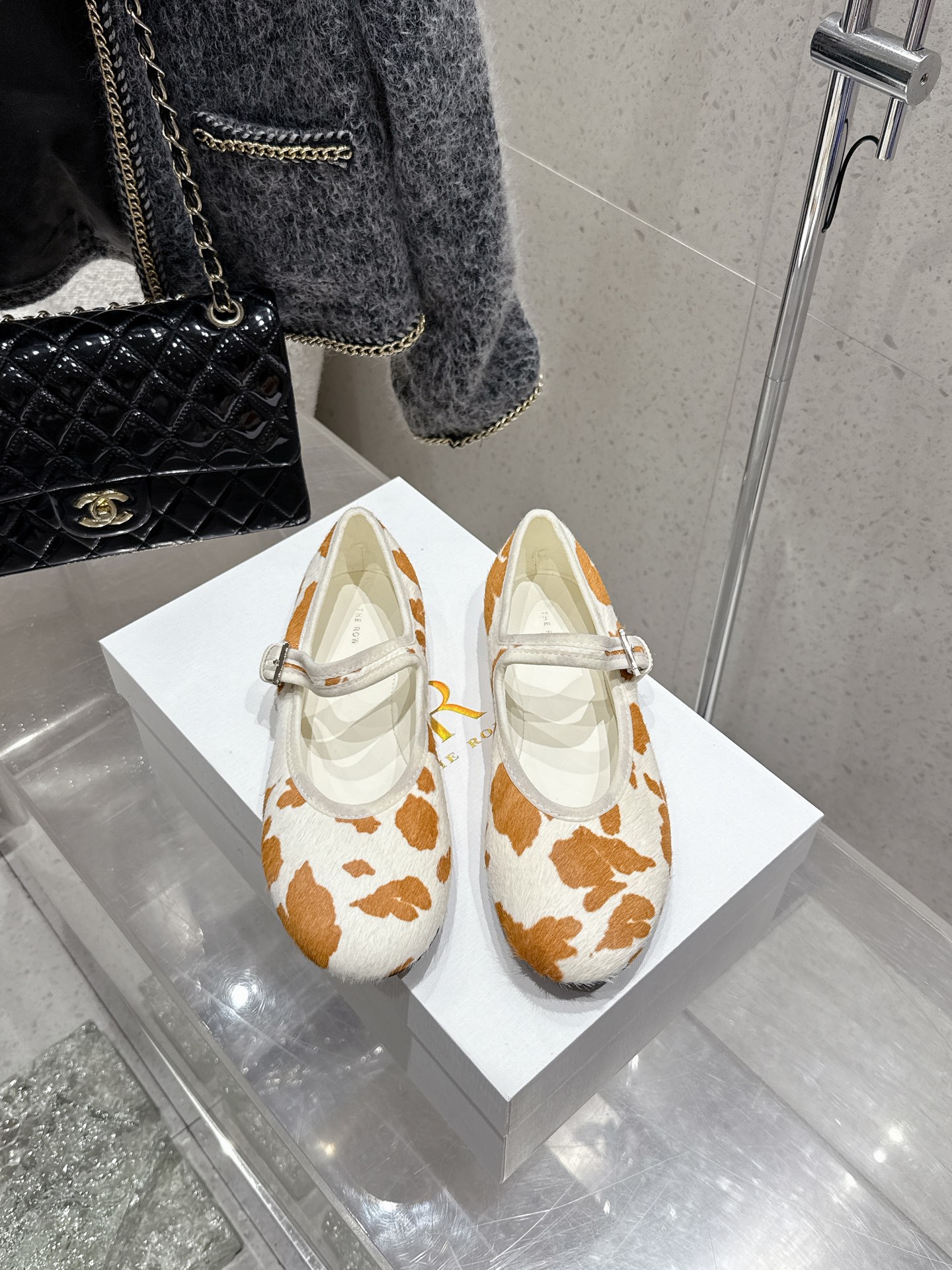 NO:410886,Top version THEROW 25 spring and summer new style, beautiful Mary Jane single shoes This pair is simply the dream shoes of the year. Mary Jane must be included in the year. The high-end feeling is released from the inside out. Must be included. Exclusive only original development. Perfectly restored. Exclusive horsehair/internal mixed-bred sheepskin/original thickened leather outsole. Size 35-40 (40 41 42 customized), single shoes, mary jane, sheepskin, Leather soles19860909顶级版 THEROW 25春夏新款 绝美玛丽珍单鞋 这双简直就是年度梦中情鞋 年度必入玛丽珍 高级感从里到外散发了 一定要入 独家唯一原版开发 完美还原了 独家马毛/内里混种羊皮/原版加厚真皮大底 码数35-40（40 41 42定做）,单鞋,mary jane,sheepskin,Leather soles,Women's Shoes