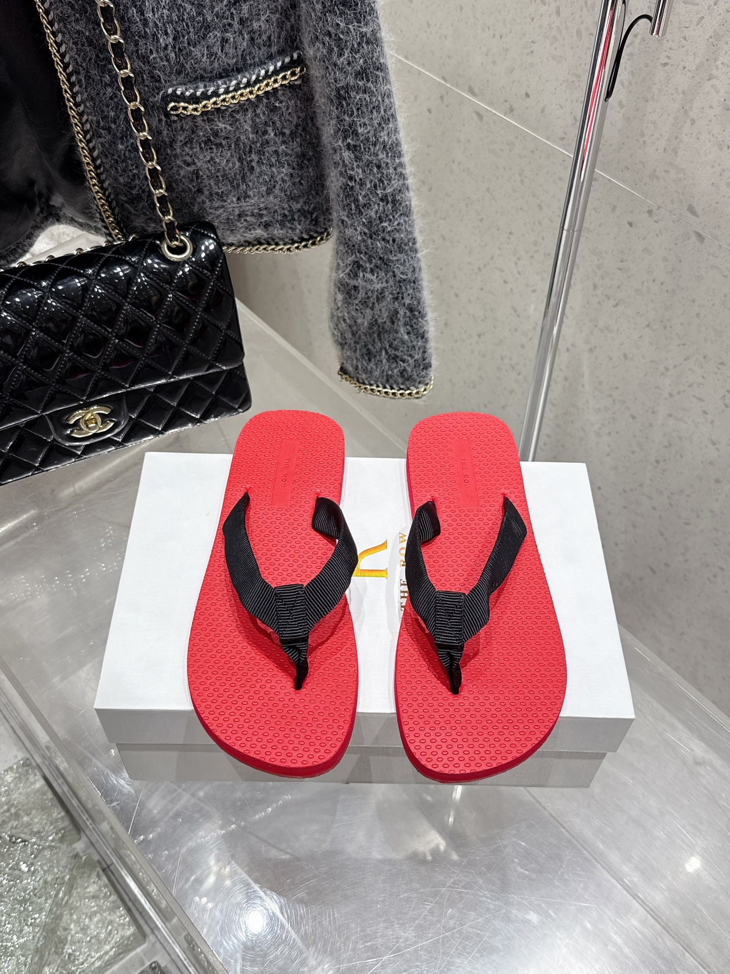 NO:410879,Purchase grade THEROW Dune 25ss flip flops couple outfits The Row 2025 early spring series shows a comfortable and simple outfit! The new Dune flip flops sandals, the clips are made of grosgrain cotton, and are equipped with textured footbeds and lightweight rubber soles. Through the reinterpretation of the classic style, the new color scheme is used to inject new vitality into the brand Size#35-45 (45 custom made without return or exchange), split-toe shoes, sandals, slippers19860909代购级 THEROW Dune 25ss 人字拖鞋 情侣装 The Row 2025早春系列展示了舒适自在的简约感穿搭! 新款 Dune人字拖凉鞋,夹脚采用罗缎棉质制成,并配有纹理感鞋床和轻质橡胶鞋底. 通过对经典款式的重新诠释,采用新配色为品牌注入新活力 Size#35-45（45订做不退换）,分趾鞋,sandals,slippers,Women's Shoes