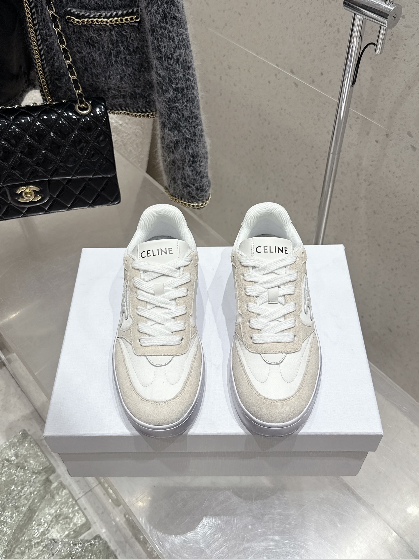 NO:869236,Top version CELINE Celine's latest Block series lace-up casual sneakers TRIOMPHE leather patch instantly injects fresh and feminine charm into this BLOCK sneaker. I love it. It can be matched as you like. Whether it is flared jeans, skirt or dress, it can be easily controlled, adding unique charm to your look, making you instantly become a fashionista. Imported cow velvet upper, original breathable mesh lining, original rubber outsole.  Size#35-40 (custom-made for women 40, non-refundable), casual shoes/sports shoes, celine, celine, sneakers, skirts, jeans19860909顶级版本 CELINE赛琳 最新 Block系列 系带 休闲 运动鞋 TRIOMPHE 皮革贴饰,瞬间给这款 BLOCK 运动鞋注入了清新柔美的魅力,爱了爱了.搭配起来那叫一个随心所欲,无论是喇叭牛仔裤、半身裙还是连衣裙,它都能轻松驾驭,为你的造型增添别致魅力,让你秒变时尚达人 鞋面进口牛绒 内里原版透气网里 大底原版橡胶大底 Size#35-40（女40定做不退换）,休闲鞋/运动鞋,celine,celine,sneakers,skirts,jeans,Women's Shoes
