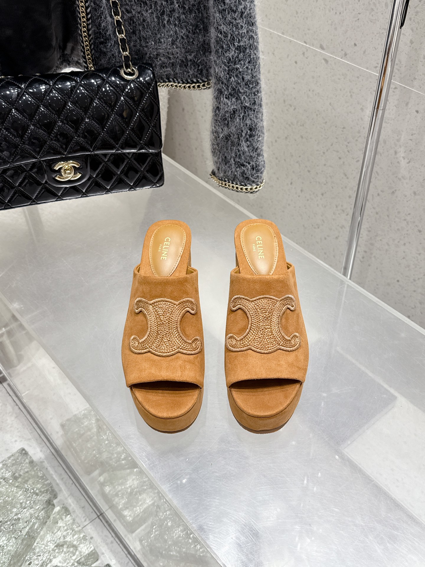 NO:869241,Top version of celine Celine's new spring and summer Arc de Triomphe Rome thick heel slippers. A very high-end Arc de Triomphe design with high brand recognition, super good-looking and versatile 53. The upper is imported from Yangjing. The lining is imported goatskin. The outsole is the original non-slip outsole. Size 35-39 (40 customized), high heels and slippers, celine, celine, high heels, slippers, sheepskin, sheep19860909顶级版 celine 赛琳新款春夏新品凯旋门罗马粗跟拖鞋 非常高级的一款凯旋门设计极具品牌辨识度,超级好看百搭 53 鞋面进口羊京 内里进口山羊皮 大底进原版防滑大底 码数35-39(40 定做）,高跟鞋拖鞋,celine,celine,high heels,slippers,sheepskin,sheep,Women's Shoes