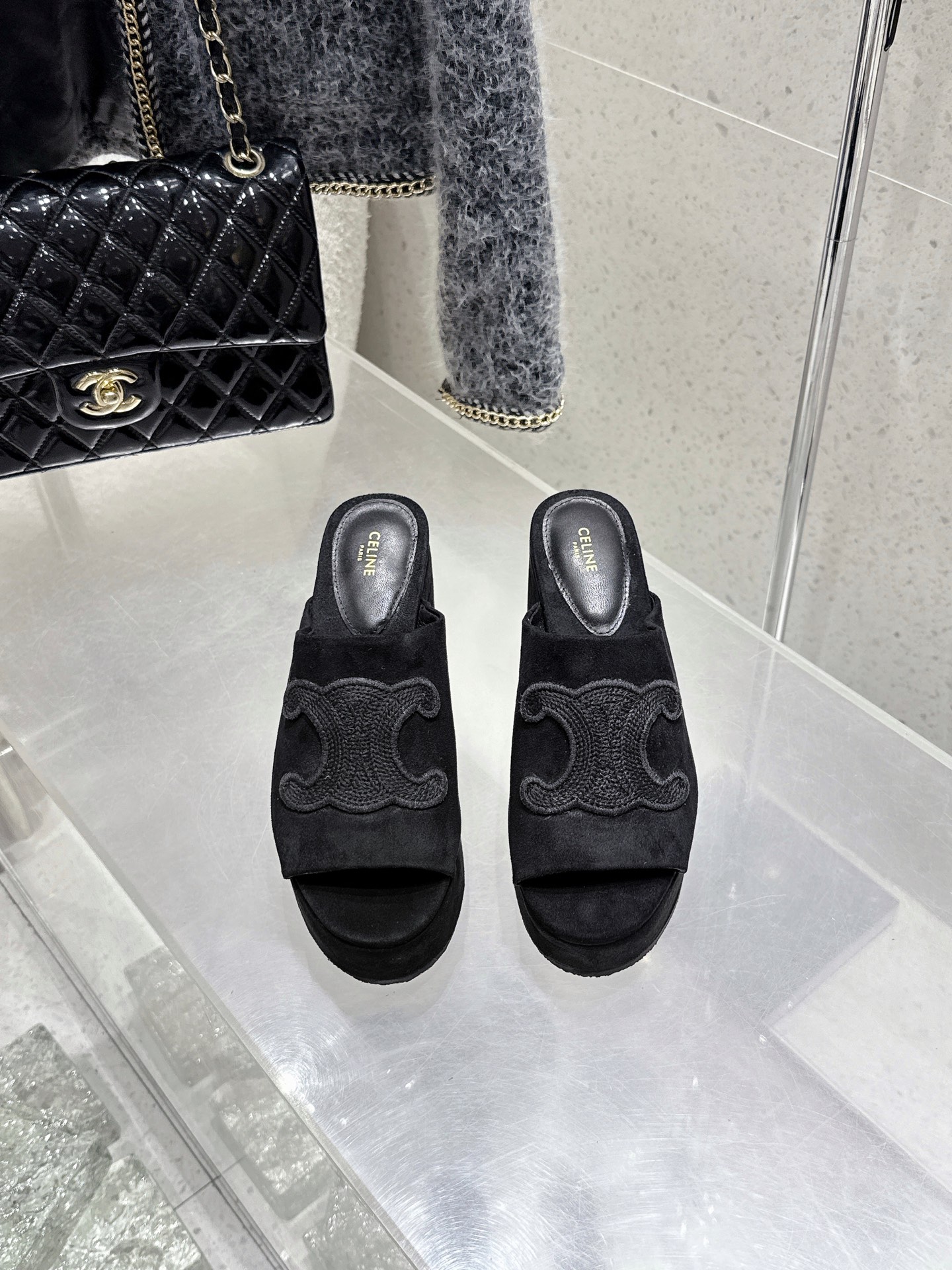 NO:869246,Top version of celine Celine's new spring and summer Arc de Triomphe Rome thick-heeled slippers. A very high-end Arc de Triomphe design with high brand recognition, super good-looking and versatile 53. The upper is imported from Yangjing. The lining is imported goatskin. The outsole is original non-slip outsole. The size is 35-39 (40 customized), high-heeled slippers, celine, celine, high heels, slippers, sheepskin, sheep.19860909顶级版 celine 赛琳新款春夏新品凯旋门罗马粗跟拖鞋 非常高级的一款凯旋门设计极具品牌辨识度,超级好看百搭 53 鞋面进口羊京 内里进口山羊皮 大底原版防滑大底 码数35-39(40 定做）,高跟鞋拖鞋,celine,celine,high heels,slippers,sheepskin,sheep,Women's Shoes