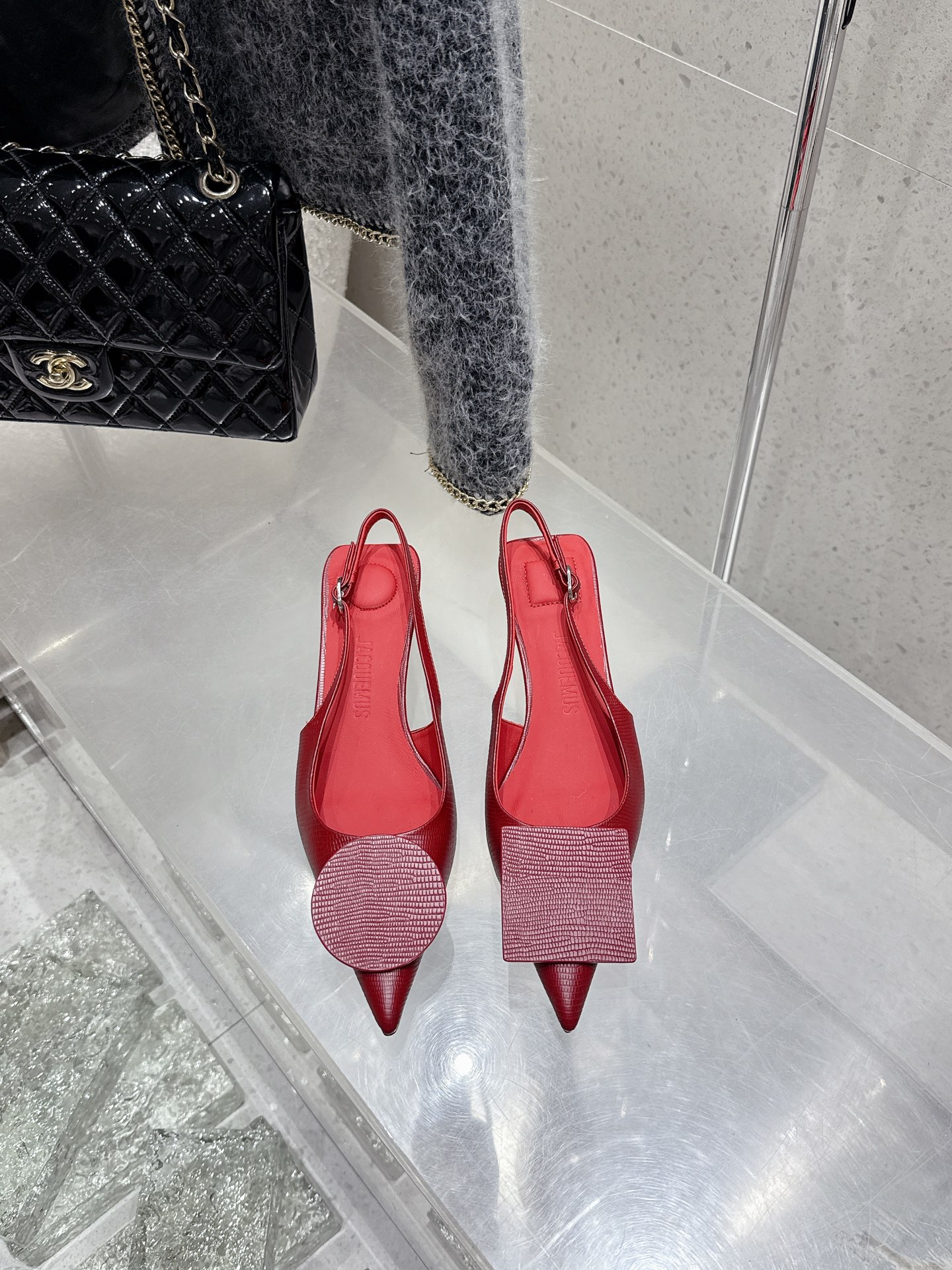 NO:442211,Purchase grade Jacquemus 25ss Spring and summer new pointed mandarin duck buckle kitten heel empty sandals Geometric graphic design Round buckle Square buckle New and fashionable, sexy and elegant, showing the lines of the feet, with a skinny and beautiful visual effect, a very versatile fashion item!  Minimalist and elegant, super good-looking, just right square head, small square heel, and easy to walk!  It can attack and defend, and it can be both fashionable and comfortable, which is perfect!  !  The upper is made of imported mixed-bred sheepskin/embossed cowhide/denim, inner footbed sheepskin, Italian leather outsole Heel height 4cm Size#35-39 (40 custom made without return or exchange), high heels sandals, sandals, high heels, cowhide, sheepskin, Leather soles19860909代购级 Jacquemus 25ss春夏新款尖头鸳鸯扣小猫跟后空凉鞋 几何图形设计 圆扣 方扣 新颖时尚大方,性感不失优雅,很显脚部线条,附有骨感美的视觉效果,非常百搭的时尚单品！ 极简优雅·超级好看,恰到好处的方头,小方跟,又稳好走！可攻可守·时髦舒适皆能兼得,实属完美！！ 鞋面采用进口混种羊皮/压纹牛皮/牛仔布,内里垫脚羊皮,意大利真皮大底 跟高4cm Size#35-39（40定做不退换）,高跟鞋凉鞋,sandals,high heels,cowhide,sheepskin,Leather soles,Women's Shoes