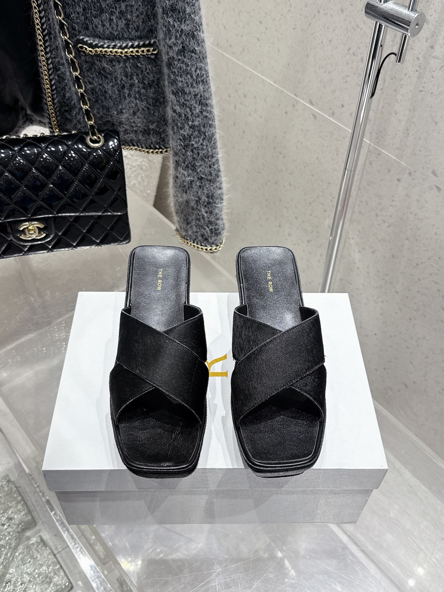 NO:410871,Top version THEROW latest thick-soled slippers. A young brand from the United States, needless to say, is one of the most popular brands in the past two years. The spring and summer season is coming. I feel like sandals are about to explode!  Whether it is paired with jeans, linen leg pants or skirts, it can be very eye-catching!  Must buy a pair. The upper is horse wool sheepskin inner lining. Original open mold genuine leather sole. Size 35-40 (40 not returned or replaced), slippers, sandals, slippers, skirts, jeans, sheepskin, Leather soles19860909顶级版本 THEROW最新款厚底拖鞋 来自美国的年轻品牌,这不用多说,是近两年最火之一的品牌,春夏的季节就要到了 凉鞋我感觉即将要爆火！无论是配牛仔裤,亚麻腿裤还是裙子都可以很亮眼！必须入手一双.鞋面马毛羊皮内里 原版开模真皮大底 码数 35-40（40不退不换）,拖鞋,sandals,slippers,skirts,jeans,sheepskin,Leather soles,Women's Shoes