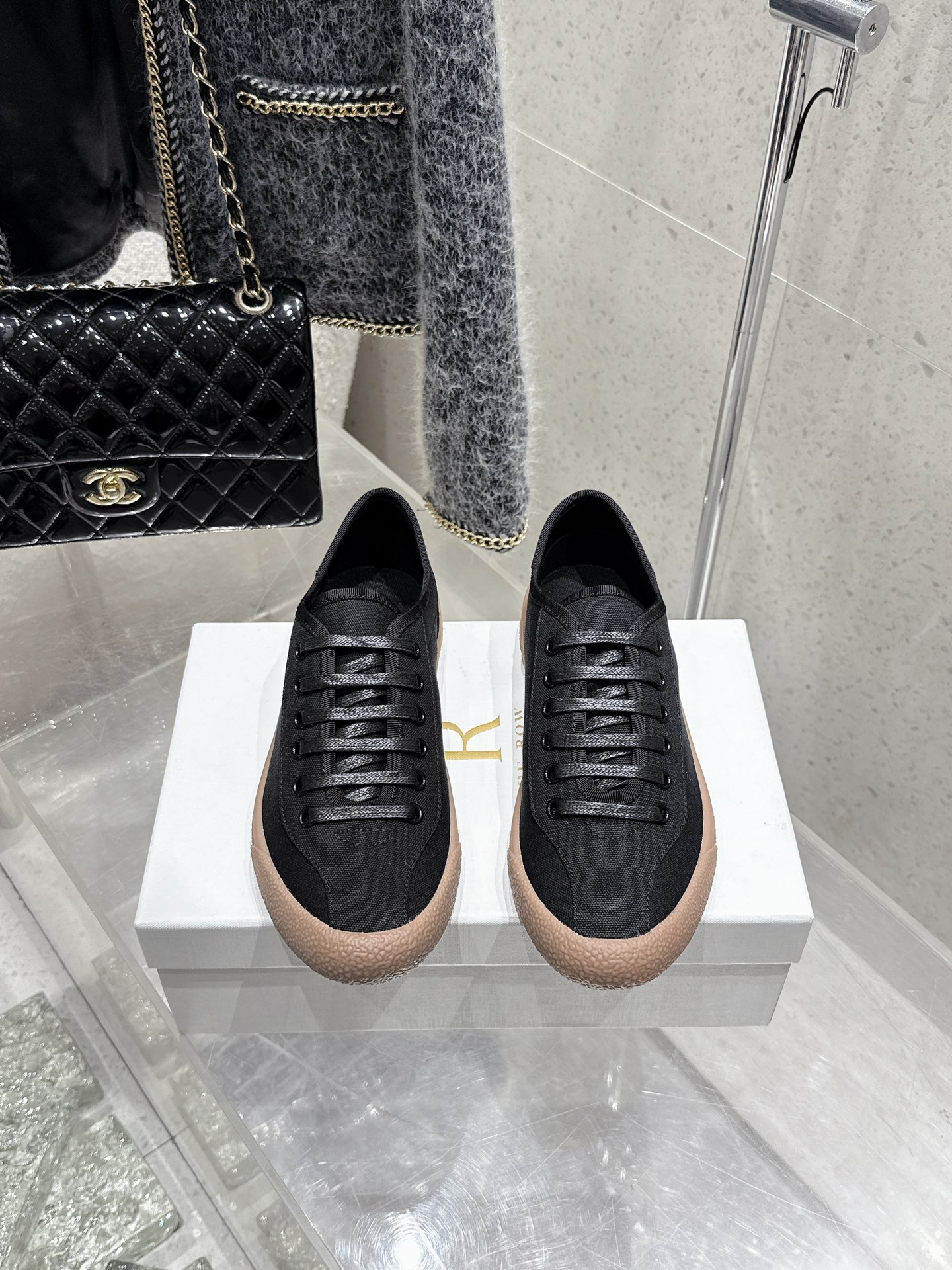 NO:410863,THEROW Spring and Summer 2025 Minimalist Canvas Shoes Low-top Casual Shoes This low-top sneaker is an ideal choice for creating a minimalist casual summer wardrobe. It uses canvas upper and rubber sole in the same color, and is elegant and simple. The upper uses original customized cotton and polyester. Original open molded rubber outsole. Size: 35-40 (40 custom made without return or exchange), casual shoes/sneakers, sneakers19860909THEROW 2025春夏 极简主义帆布鞋低帮休闲鞋 这款低帮运动鞋是打造极简主义休闲夏日衣橱的理想穿搭之选,采用帆布鞋面和同色系橡胶鞋底设计,优雅中不乏简约风格 鞋面采用原版定制棉涤帆布 原版开模橡胶大底 码数:35-40（40订做不退换）,休闲鞋/运动鞋,sneakers,Women's Shoes