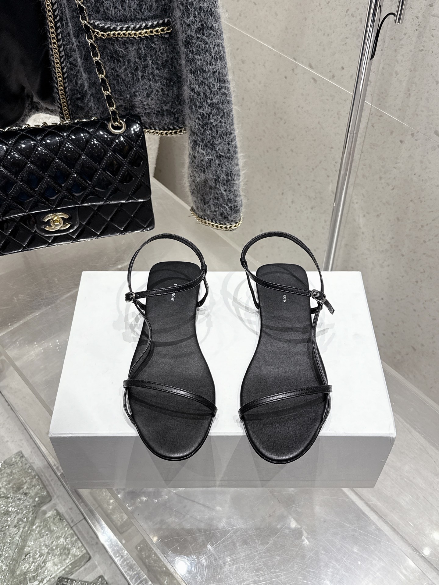 NO:410855,The top version of TheRow 2025ss simple sandals is so simple and fashionable!  There is no unnecessary design. It has a high-end and simple feeling, in fact, in addition to being good-looking, its comfort is really easy to wear so much that it is hard to take off!  Matched with jeans, suit pants, skirts are not inconsistent. Imported sheepskin fabric, imported sheepskin footbed, genuine leather soles. Size 35~40 (40 custom made, no return or exchange), sandals, sandals, skirts, jeans, business suit, sheepskin, Leather soles19860909顶级版 TheRow 2025ss简约凉鞋 太简约时髦啦！没有一丢丢多余的设计 有一丢高级又简约的感觉其实除了好看以外它的舒适度真的是好穿到舍不得脱下来啦！ 搭配牛仔裤 西装裤 半身裙都毫无违和感 面料进口羊皮 垫脚进口羊皮 鞋底真皮大底 码数35~40（40定做不退换）,凉鞋,sandals,skirts,jeans,business suit,sheepskin,Leather soles,Women's Shoes