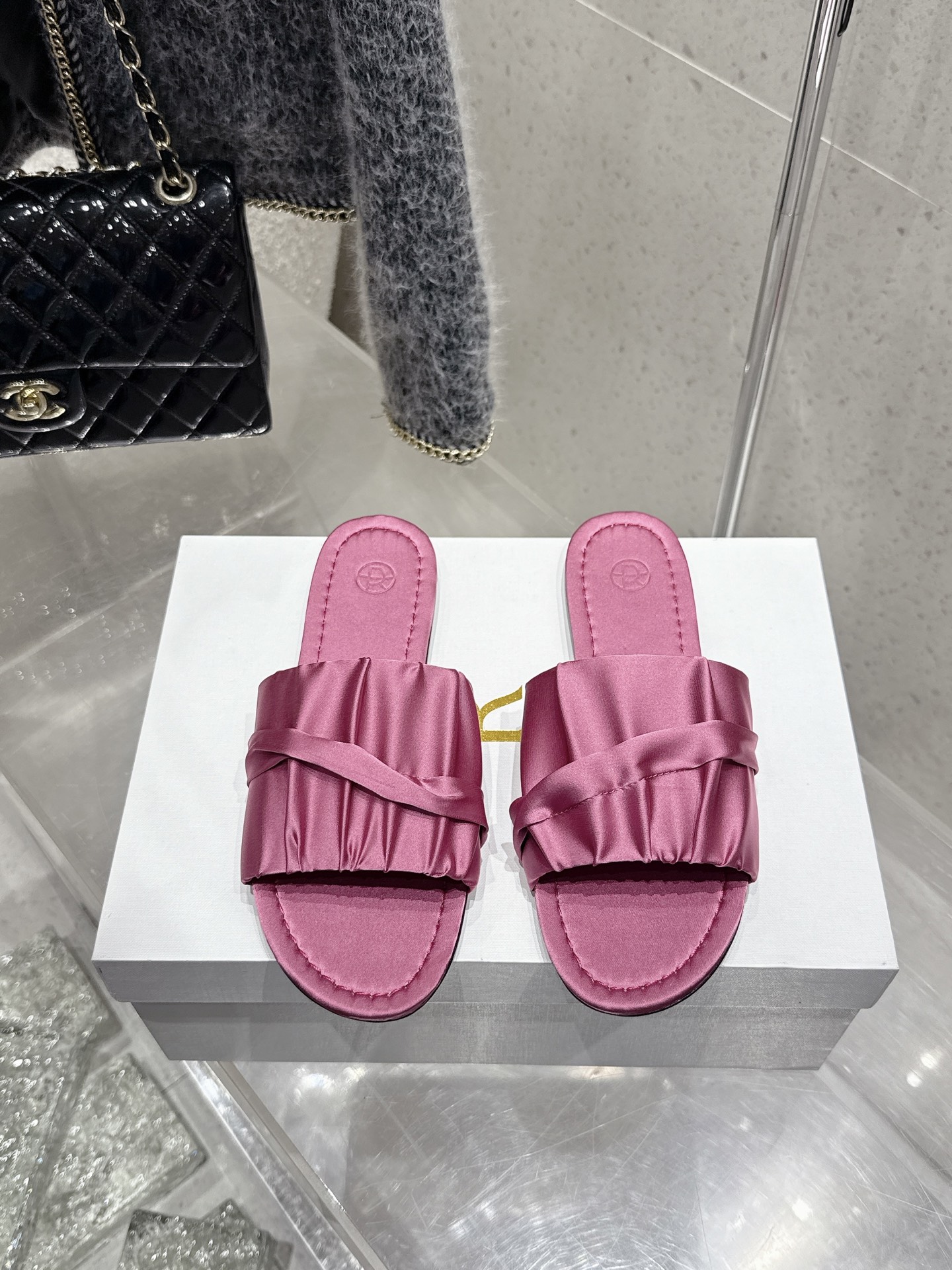 NO:410847,The top version of TheRow 2025ss simple slippers is so simple and fashionable!  There is no unnecessary design. It has a high-end and simple feeling, in fact, in addition to being good-looking, its comfort is really easy to wear so much that it is hard to take off!  Match with jeans, suit pants, skirts without any incongruous feeling, imported silk satin fabric, imported silk satin foot pads, genuine leather soles, size 35~40 (40 custom made, no return or exchange), slippers, slippers, skirts, jeans, business suit, real silk, silk fabric, Leather soles19860909顶级版 TheRow 2025ss简约拖鞋 太简约时髦啦！没有一丢丢多余的设计 有一丢高级又简约的感觉其实除了好看以外它的舒适度真的是好穿到舍不得脱下来啦！ 搭配牛仔裤 西装裤 半身裙都毫无违和感 面料进口真丝绸缎 垫脚进口真丝绸缎 鞋底真皮大底 码数35~40（40定做不退换）,拖鞋,slippers,skirts,jeans,business suit,real silk,silk fabric,Leather soles,Women's Shoes