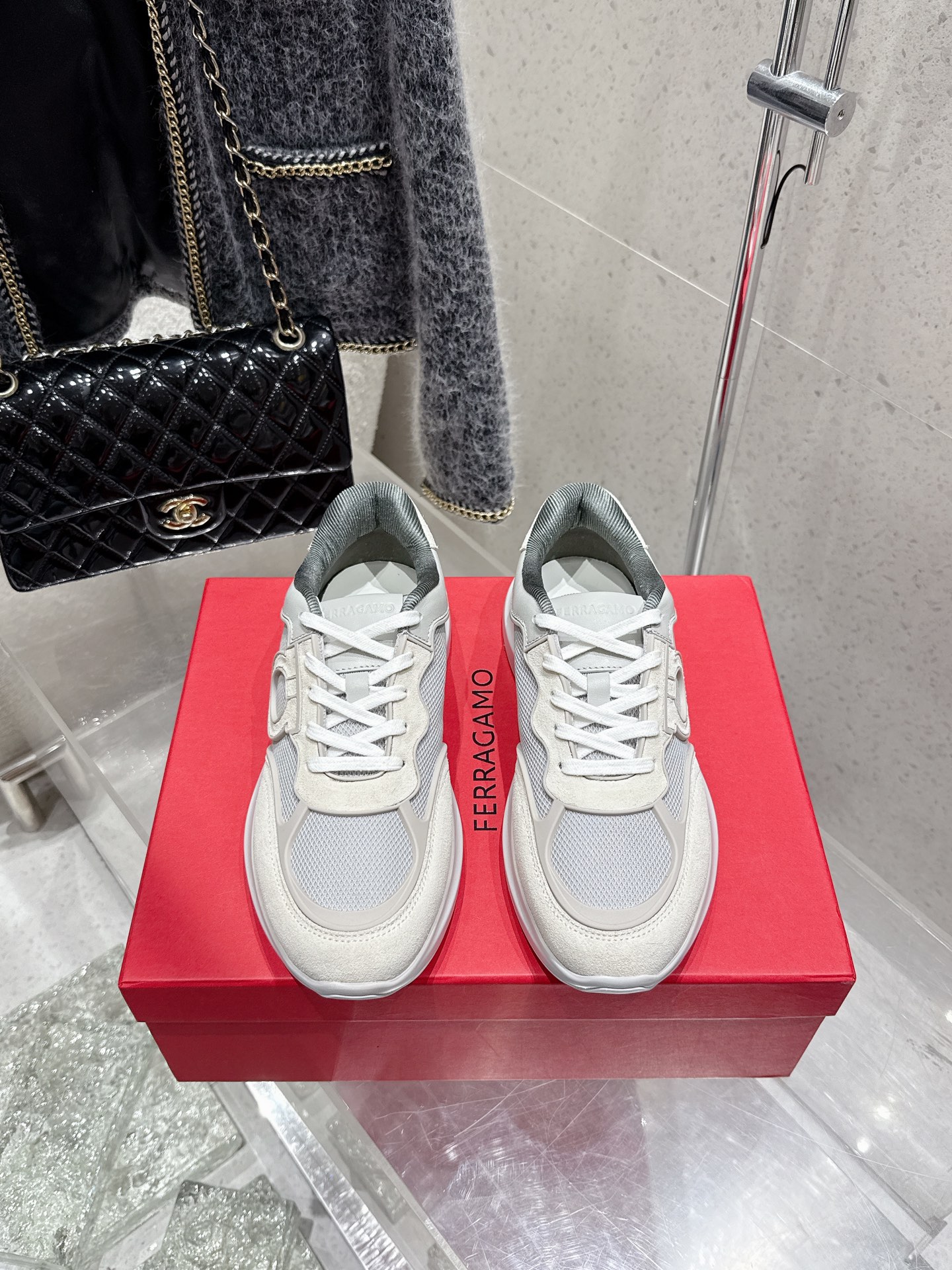 NO:442201,Top version Men's Ferragamo Ferragamo Latest Gancini series Thick sole Casual sports shoes Original purchase and development Made this urban style casual shoes boldly combine a variety of fabrics, cleverly use high-tech mesh fabric and smooth leather to create a unique high-end shape. The side embellishment of Gancini buckles, paired with padded shoe mouth and tongue, combined with eye-catching light rubber sole, makes the design more exquisite. Delivery counter exquisite packaging. Original custom imported cowhide + mesh inner original imported breathable mesh sole original open molded rubber foam material Sole 3.5CM Size: men's 39-45, casual shoes/sports shoes, ferragamo, ferragamo, ferragamo, sneakers, cowhide19860909顶级版本 男款 Ferragamo菲拉格慕 最新Gancini系列 厚底 休闲 运动鞋 原版购入开发 做货 这款都市风格休闲鞋大胆融合多种面料,巧妙运用高科技网眼织物和光滑皮革,打造别出心裁的高端造型.侧面缀饰Gancini扣饰,搭配衬垫鞋口和鞋舌,结合醒目的轻盈橡胶鞋底,令设计更显考究 配送专柜精美包装 面料原版定制进口牛皮+网面 内里原版进口透气网里 鞋底原版开模橡胶发泡材质 底厚3.5CM Size:男款39-45,休闲鞋/运动鞋,ferragamo,ferragamo,sneakers,cowhide,Women's Shoes