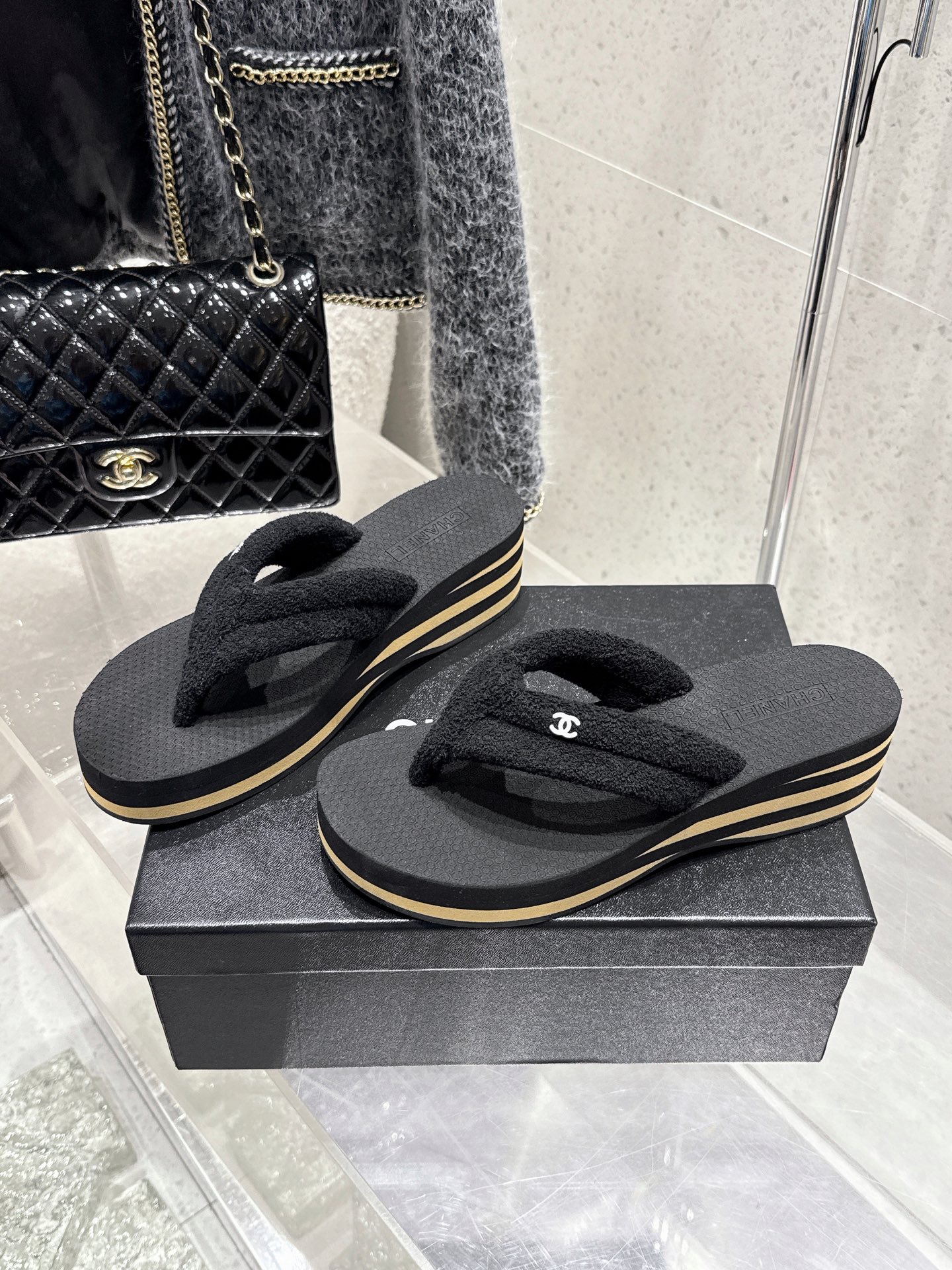 Шлёпанцы женские чёрные с логотипом Chanel
