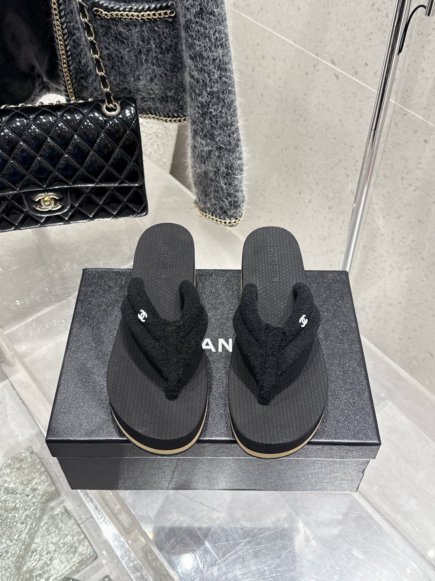 NO:442216,CHANEL 25ss summer new style, foot-clip flops, beach-friendly Chanel 2025 latest Chanel hit, summer foot-clip slippers, versatile and slimming style, a slipper with a great appearance, is a perfect match for any combination!  Lazy slippers are worth recommending. Original mold-opening foaming and non-slip sole. Size 35-40 (40 customized), split-toe shoes, chanel, chanel, slippers19860909CHANEL 香奈儿 25ss 夏季新款 夹脚人字拖 海滩必备款 Chanel 2025香奈儿最新爆款 夏季夹脚拖鞋 百搭显脚瘦气质款,颜值爆棚的一款拖鞋,任意搭配都很绝！懒人拖鞋值得推荐 原版开模发泡防滑大底 码数35-40（40 定做）,分趾鞋,chanel,chanel,slippers,Women's Shoes