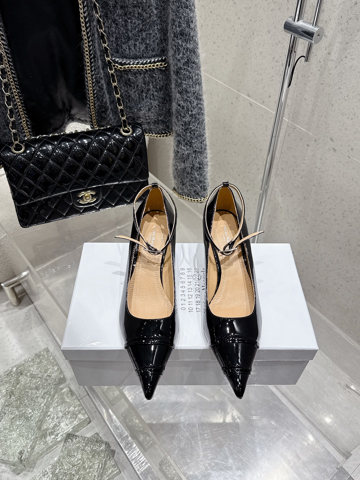 NO:442230,Top version Maison Margiela｜Maison MM6 Cat and Sexy Pointed New Style is coming!  It's so fragrant, beautiful, colorful and sexy goddess is coming to her face!  Fashion items that cannot be missed Simple and stylish beauty Fashion age-reducing artifact Simple and high-end design while meeting daily life Leisure and vacation versatile Zhenxin Bashi Original soft cow patent leather fabric Inner sheepskin Inner size 35-40 (40 custom made without return or exchange), high heels single shoes, masion margiela, masion margiela, high heels, sheepskin19860909顶级版本 MaisonMargiela｜马吉拉 MM6 猫跟性感尖头新款火爆来袭！ 太香了,靓丽多彩性感女神扑面而来！ 不容错过的时尚单品 简单又有格调的美 时尚减龄神器 简单高级的设计 同时满足日常 休闲渡假 百搭 真心巴适  原版软牛漆皮面料 内里羊皮内里 码数35—40（40订做不退换）,高跟鞋单鞋,masion margiela,masion margiela,high heels,sheepskin,Women's Shoes