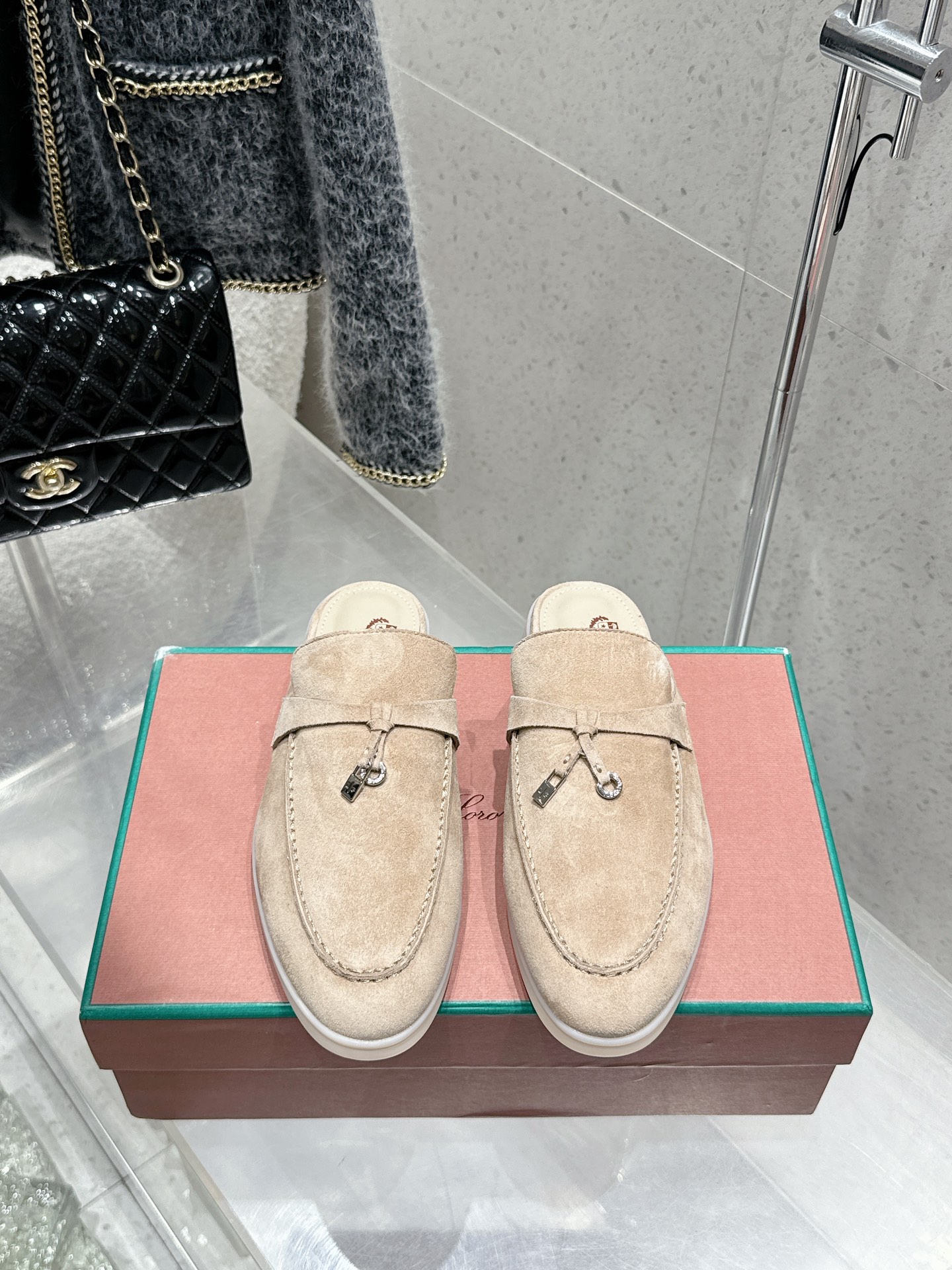 NO:442120,Men's 10 Classic semi-mopping loafers top upgraded version. This year's Lp has a new color, and the colors are very stunning. It is suitable for summer and is very versatile and white. Loro Piana's Summer Charms seems plain, but in fact it is in love with you, comfortable, light, breathable and easy to take care of. All your demands for midsummer shoes can satisfy you. It is Summer Charms Walk!  The top-grade lambskin imported fabric, very delicate and skin-friendly. Custom-made imported fetal cowhide leather. Foot pads imported benzene dyed calfskin. Exclusive milk-colored sole. Exclusive pendant. Midsole. Exclusive foam midsole. Women's size 35-42 (40 41 42. No return and exchange) Men's size 38-46 (38 45 46. No return and exchange), loafers semi-trail, loro piano, loro piano, loafers, cowhide, sheepskin19860909男10  经典半拖款乐福鞋顶级升级版.今年的Lp再出新色,颜色非常的惊艳,适合夏天的同时又非常百搭显白 Loro Piana之Summer Charms看似平淡无奇,实则一穿倾心,舒适 轻便 透气 易打理,你对盛夏鞋履的一切诉求,它都可以满足你,它就是Summer Charms Walk！ 面料进口顶级小羊皮、非常细腻亲肤 内里定制进口胎牛皮 垫脚进口苯染小牛皮 大底独家牛奶色大底 五金独家吊坠 中底独家发泡中底 女码35-42（40 41 42不退换） 男码38-46 (38 45 46不退换),乐福鞋半拖,loro piana,loro piana,loafers,cowhide,sheepskin,Women's Shoes