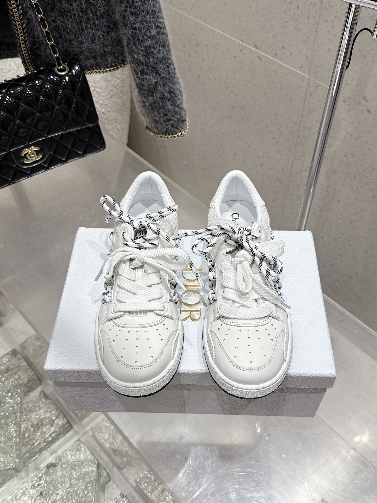 NO:240507,Purchase grade Dior C'est 25ss New Academy-style casual and fashionable high-top sneakers show a striking and fashionable style. Carefully crafted, the hollowed-out design style on the upper side is super fashionable, and the details also add a touch of elegant temperament. Light two-color soles are extremely comfortable and show the charm of sports style. They can add fashionable temperament to various casual styles. The tongue and sole are decorated with the Christian Paris logo, Niu Jing with cowhide design style Size women 35-40 (40 customized without return and exchange) Men 39-44, casual shoes/sports shoes, dior, dior, sneakers, cowhide19860909代购级 迪奥Dior C ' est 25ss 新款学院风休闲时尚高帮运动鞋 彰显醒目而时尚的风范.精心制作,鞋面侧边镂空设计风格搭配超级时尚,细节也增添一丝优雅气质. 轻盈的双色 鞋底舒适非凡,彰显运动风格的魅力.可为各式休闲造型增添时尚气质. 鞋舌和鞋底饰以 Christian Paris 标志,牛京搭配牛皮设计风格 Size女35-40（40订做不退换） 男39-44,休闲鞋/运动鞋,dior,dior,sneakers,cowhide,Women's Shoes