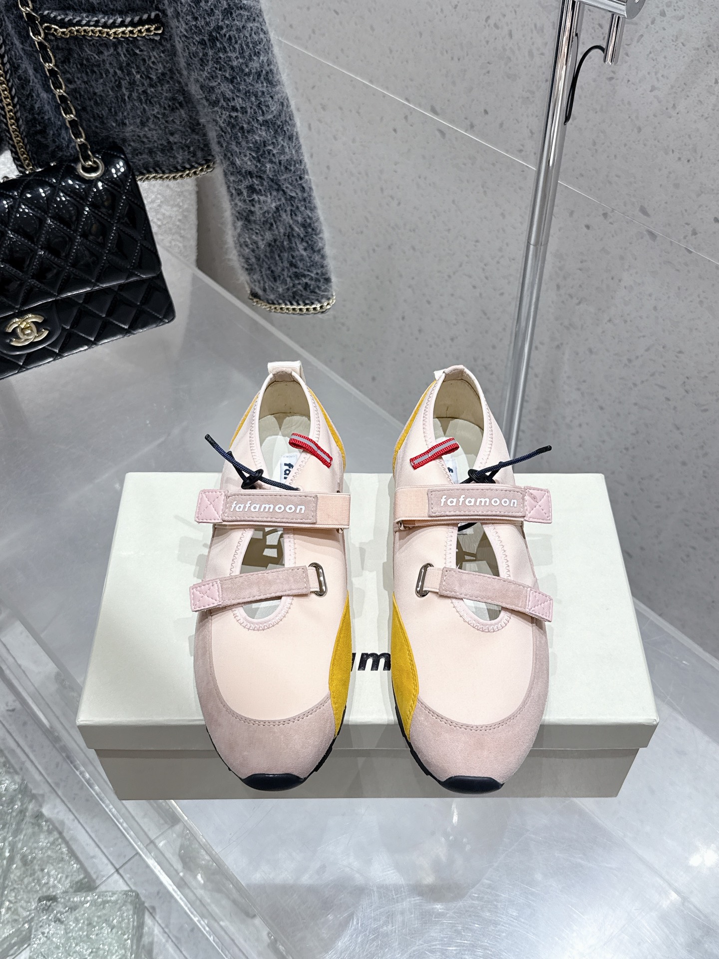 NO:442181,Purchase level fafamoon 2025ss Spring and summer new style Forrest Gump shoes casual sneakers Mary Jane Velcro sneakers so beautiful!  The big hits are coming again, the Velcro design is really cute!  The latest hit, avant-garde and bold design, the style is integrated into the simple lines of this thick-soled canvas sneaker, and the chic logo is decorated on the tongue and back of the shoe, embellished with retro design, adding iconic elements!  Thick sole design defines avant-garde modern style. Original custom fabric/beef velvet. Inner lining original imported sheepskin sole. Original open mold non-slip rubber outsole. Size#35-40 (40 customization, no return or exchange), casual shoes/sports shoes, mary jane, sneakers, sheepskin19860909代购级 fafamoon 2025ss 春夏新款 阿甘鞋休闲运动鞋 玛丽珍魔术贴运动鞋 太好看啦！大爆款再次来袭,魔术贴的设计真的是可可爱爱！最新爆款 前卫大胆的设计,风格融于此款厚底帆布运动鞋的简约线条, 别致徽标饰于鞋舌与背面,点缀复古设计,平添标志性元素！厚底设计定义前卫的现代风格 面料原版定制布料/牛反绒 内里原版进口羊皮鞋底原版开模防滑橡胶大底 Size#35-40（40定制不退换）,休闲鞋/运动鞋,mary jane,sneakers,sheepskin,Women's Shoes