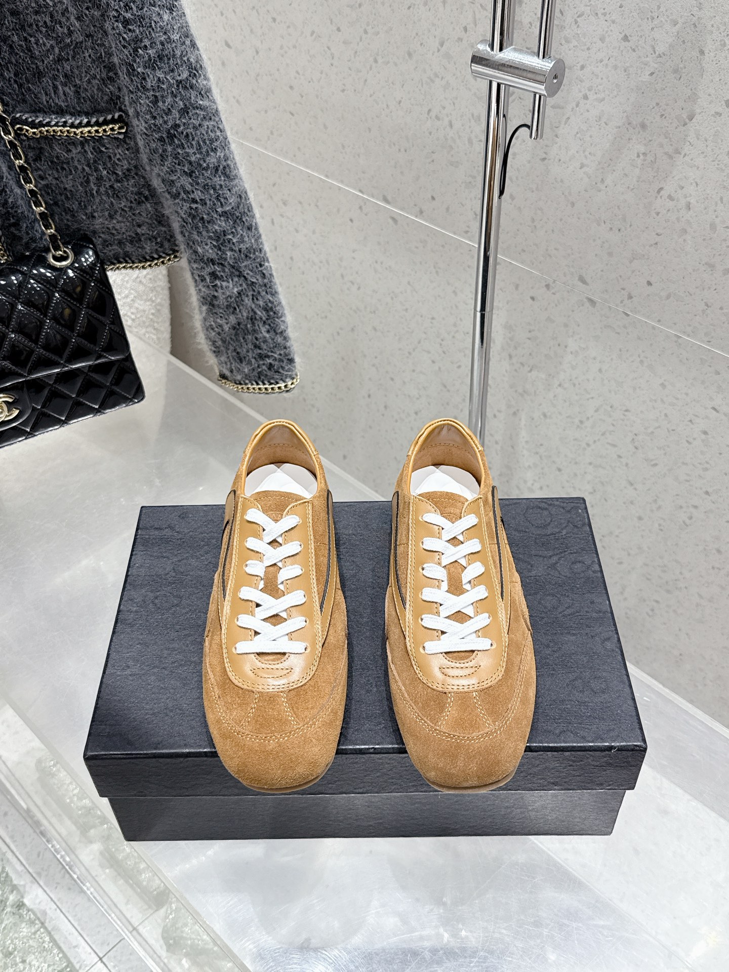 NO:442174,Couple model Dries Van Noten·DVN retro erotic training shoes Dries Van Noten Spring and Summer series Designers create practical and design-friendly sneakers by transforming, twisting and subverting classic elements. The new season of suede sneakers, the shoe shape is based on marathon sneakers as the design prototype, matched with green, red, orange and other highly vibrant colors. DVN representative colors are currently very popular overseas purchasing agents. The upper is made of suede soft cowhide and other materials. Women's size 35-40 41 Customized men's size 39-44 45 Customized casual shoes/sneakers, sneakers, cowhide, chamois leather19860909情侣款 Dries Van Noten·DVN 复古德训鞋 Dries Van Noten 春夏系列 设计师通过改造、扭曲和颠覆经典元素,打造出实用而富有设计感实穿的运动鞋履. 新一季的麂皮运动鞋,鞋型以马拉松运动鞋为设计原型,搭配极具生命力色彩的绿色、红色、橙色等 DVN代表性的色彩,目前海外代购极为火爆 鞋面由麂皮柔软牛皮等材质拼接而成 女码35-40 41定做 男码39-44 45定做,休闲鞋/运动鞋,sneakers,cowhide,chamois leather,Women's Shoes