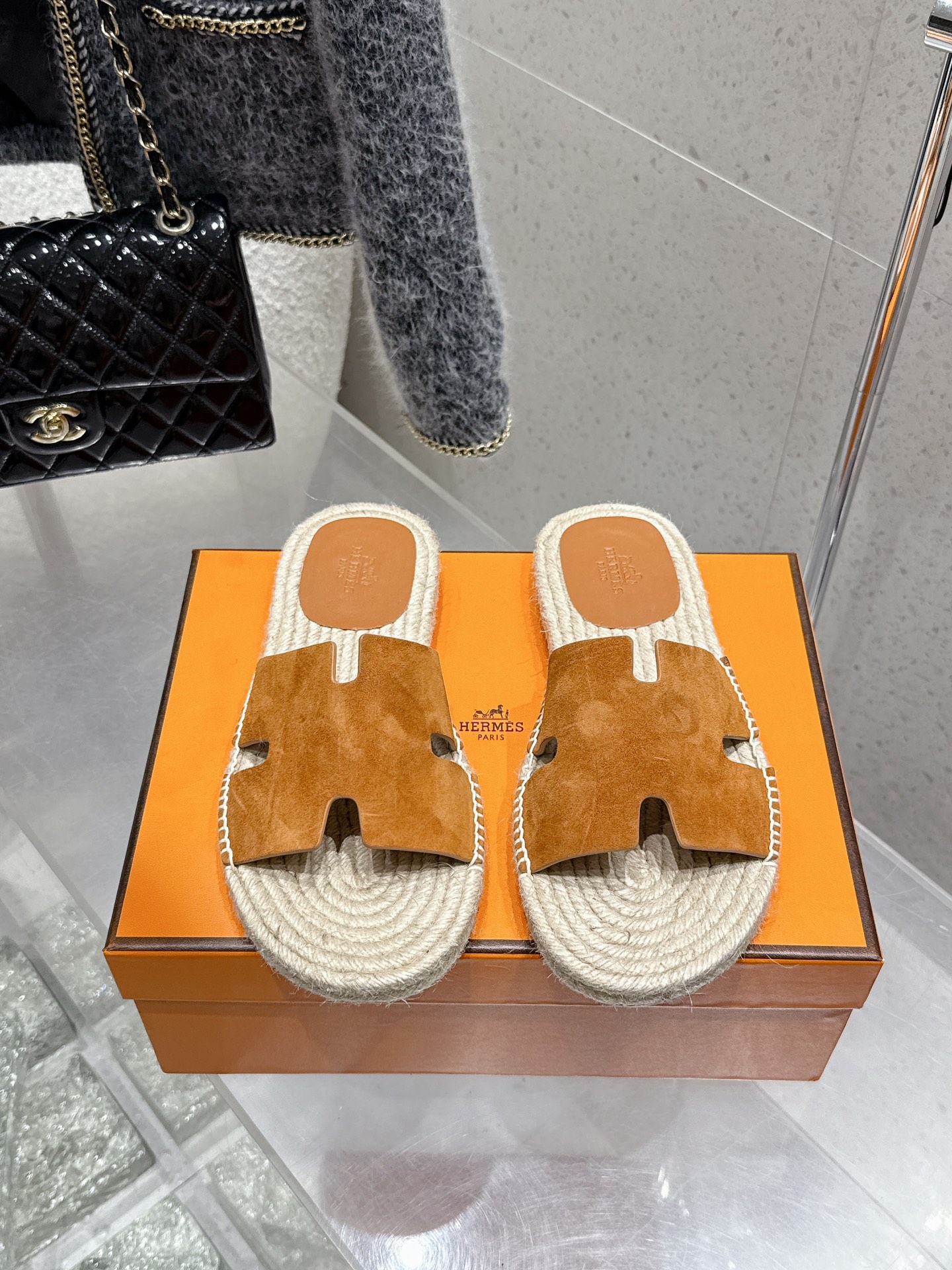 NO:442166,Top version, men's model, H home 2025ss new men's sandals Hermes Hermes, who likes second uncle's slippers, must not miss this straw slipper, which is easy to wear and versatile and classic. Imported cowhide leather with water dyed beef ten, imported sole imported original hemp rope midsole + with Italian genuine leather sole, packaging with original high-end packaging. Size 39-47 (46.47 custom made without return or exchange), slippers, hermes, hermes, slippers, espadrilles, cowhide, Leather soles19860909顶级版本 男款 H家2025ss新款男凉拖爱马仕Hermes 喜欢二舅姥爷拖鞋的一定不能错过这款草编拖鞋,好穿百搭又经典 面料进口牛皮配搭水染牛里十 大底进口原版麻绳中底+配意大利真皮大底 包装配原版高档包装. 码数39一47（46.47订做不退换）,拖鞋,hermes,hermes,slippers,espadrilles,cowhide,Leather soles,Women's Shoes