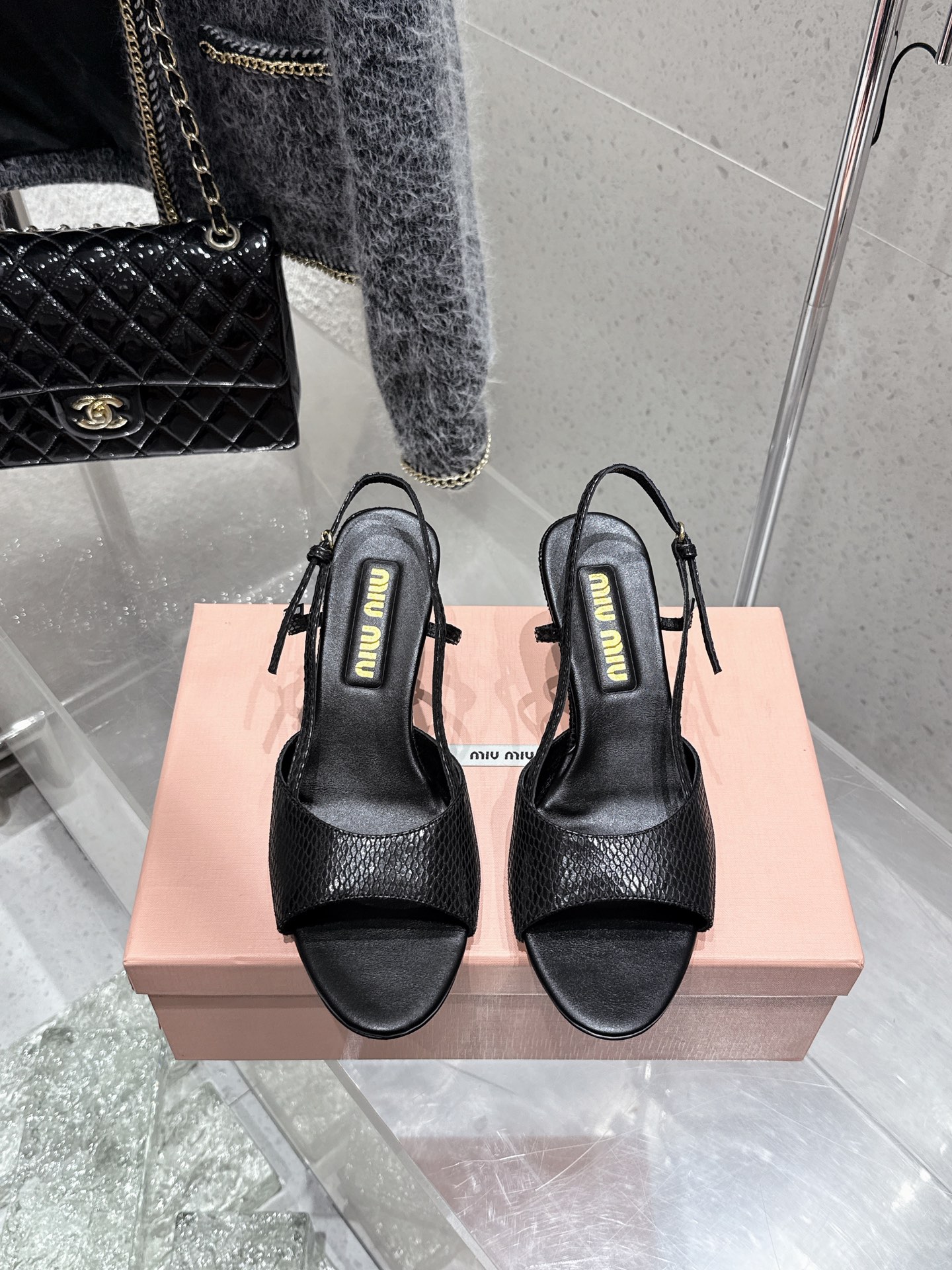 NO:442204,Miumiu 25 spring and summer new simple retro lizard pattern high heel fish mouth sandals!  The fresh spring and summer color scheme is beautiful, and the kitten heels are empty sandals. The daily outfits are very good. The shoe edges have an exclusive logo style, which shows the elegant charm on the feet!  The upper is made of original lizard pattern cowhide, inner foot padded sheepskin, imported genuine leather sole from Italy!  Heel height: 6.5cm 8.5cm Two heights available Size: 35-40 (40 custom made without return) With original packaging, high heels sandals, miumiu, sandals, high heels, cowhide, sheepskin, Leather soles19860909miumiu缪缪25春夏新款简易复古蜥蜴纹高跟鱼嘴凉鞋！春夏清新配色曲线优美,小猫跟后空凉鞋 日常穿搭都很搭鞋边有专属标识性Logo格调,上脚尽显优雅魅力！ 鞋面采用原版蜥蜴纹牛皮, 内里垫脚羊皮 意大利进口真皮大底！ 跟高:6.5cm 8.5cm 两高度可选 码数:35-40（40 定做不退换） 配原版包装,高跟鞋凉鞋,miumiu,sandals,high heels,cowhide,sheepskin,Leather soles,Women's Shoes