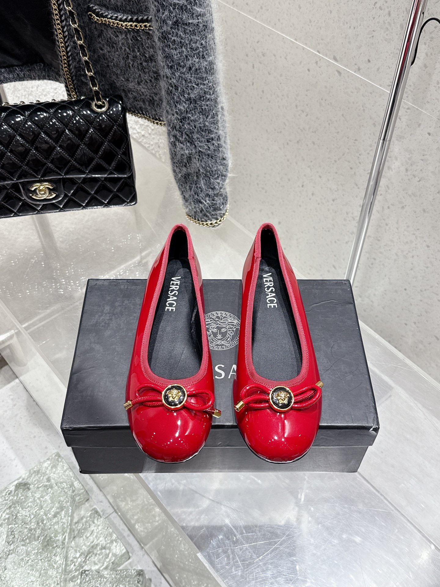 NO:442196,Versace niche trend brand Versace 2025 spring and summer new bow round-toe Marie Jane flat shoes ————————————————————— Milan show with simple and capable style, fairy-tale Atlantis or magical ocean theme, bright color matching, bright colors and free contours, and full of artistic sense. This series is also full of Versace’s iconic charm elements!  Upper is made of soft patent leather, inner foot pad imported sheepskin, imported Italian original color genuine leather outsole Size: 35-40 (40 custom made without return) With original packaging, ballet shoes, versace, versace, mary jane, sheepskin, Leather soles19860909小众潮牌Versace 范思哲2025春夏新款蝴蝶结圆头玛丽珍平底单鞋 ———————————— 米兰秀场同简约干练的版型,童话般的亚特兰蒂斯或神奇的海洋主题,明亮的彩色配色,鲜艳的颜色和自由的轮廓,同时充满艺术感. 这个系列也充满了范思哲标志性的魅力元素 ！ 鞋面采用软漆皮 内里垫脚进口羊皮 意大利进口原色真皮大底 码数:35-40（40定制不退换） 配原版包装,芭蕾舞鞋,versace,versace,mary jane,sheepskin,Leather soles,Women's Shoes