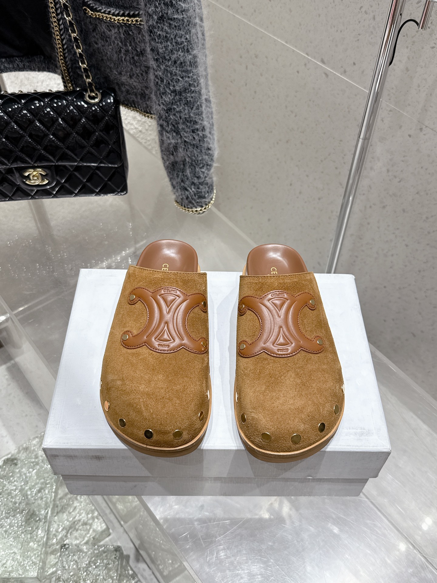 NO:442188,Top version Celine Arc de Triomphe 25ss Spring and Summer New High Edition Arc de Triomphe Retro Riveted Double C Logo Birken Lazy Muller Slippers!  Baotou rivet design, soft and comfortable, not tired, you can see the high-end feeling at a glance!  Youthful, beautiful, lively and vivid. Xiaohongshu internet celebrity fashion blogger has appeared on many occasions. It has a high-end feel. Internet celebrity ins grass planting artifact, very retro style, full of aura, very novel, high-end and very comfortable. The upper double-line sewing reinforcement process, and the imprinted celine logo highlights the brand's charm. Original imported fabric, imported reverse velvet cowhide inner cowhide, original ultra-light foamed sole Size#35-40 (40 custom made without return or exchange), semi-torque, celine, celine, slippers, cowhide19860909顶级版本 Celine 赛琳 凯旋门 25ss 春夏新款 高版凯旋门复古铆钉双C徽标勃肯懒人穆勒拖鞋！ 包头铆钉设计 软软舒适 暴走不累 高级感一眼便可看到！ 青春靓丽,活泼生动 小红书网红时尚博主多次出镜款. 高级感十足 网红ins种草神器、非常复古风、气场十足单品、设计风格非常新颖、高档且非常舒适. 鞋面双线缝制加固工艺,压印celine标志彰显品牌魅力. 面料原版进口反绒牛皮 内里牛皮 大底原版超轻发泡大底 Size#35-40（40定做不退换）,半拖,celine,celine,slippers,cowhide,Women's Shoes