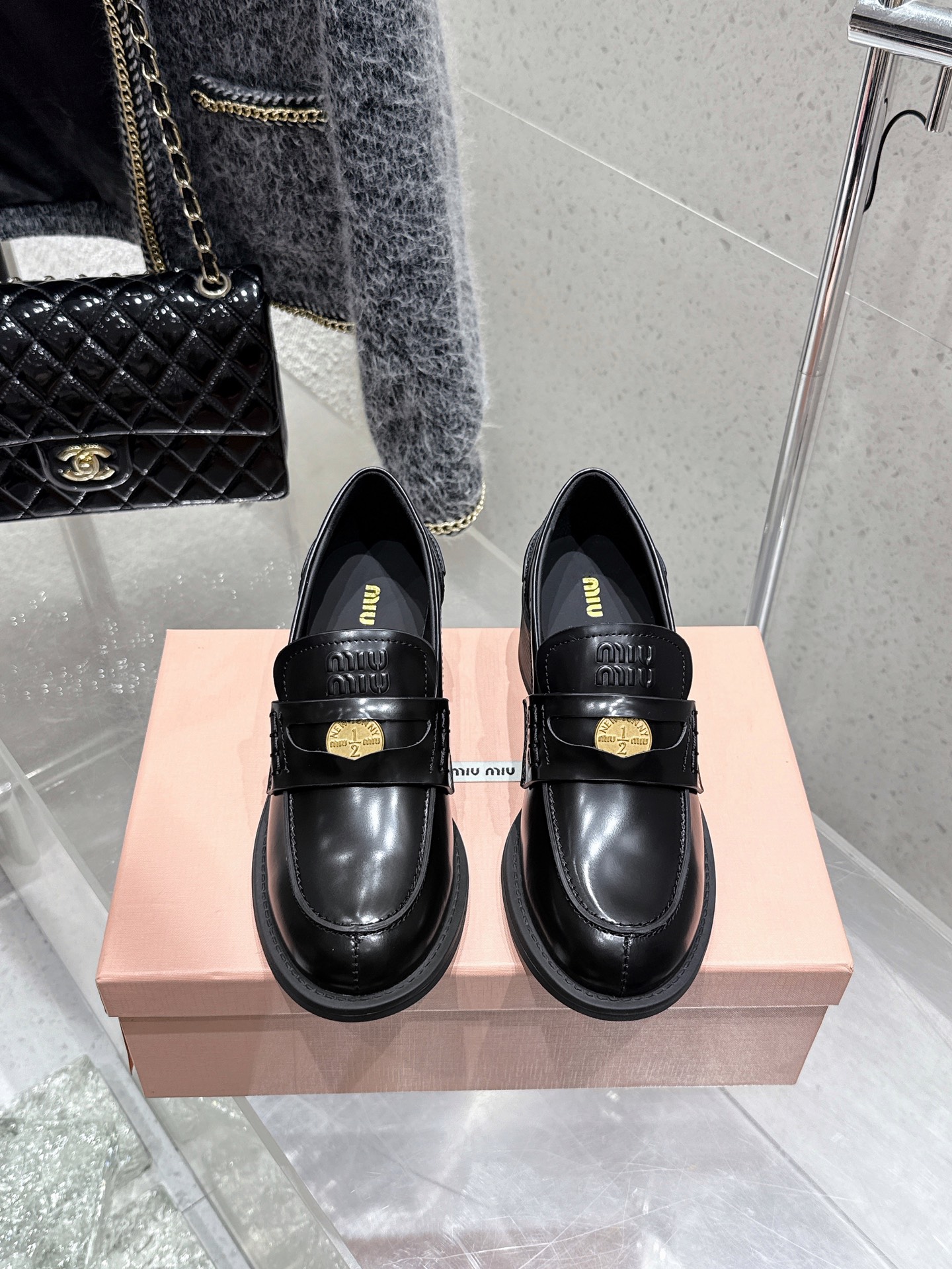 NO:442179,280 miumiu new thick-soled gold coin loafers, this one is so beautiful, it’s invincible, no matter how you wear it, it looks super good. The coin design is very retro and fashionable!  It is still a classic gold coin design~ The leather is super textured. The thick sole is taller and shorter people love it~ It is very comfortable to wear on the feet and makes the feet look thin. I have to say that the design of Miu is really aroused by girls. zp custom-made beaded cowhide patent leather rubbed leather zp custom cowhide inner zp open mold original outsole size35-40 (customized for 40), loafers, miumiu, loafers, cowhide19860909280 miumiu新款厚底金币乐福鞋,这一款也太美了吧无敌搭配怎么穿都超级好看 钱币的设计很复古很时尚！ 依然是经典金币设计～ 皮质超有质感 厚底增高矮个子爱了～ 上脚超舒服,还很显脚脚瘦 不得不说miu的设计真的很抓女孩子的心 zp定制开边珠牛皮漆皮擦色皮 zp定制牛皮内里 zp开模原版大底 size35-40（40定做）,乐福鞋,miumiu,loafers,cowhide,Women's Shoes