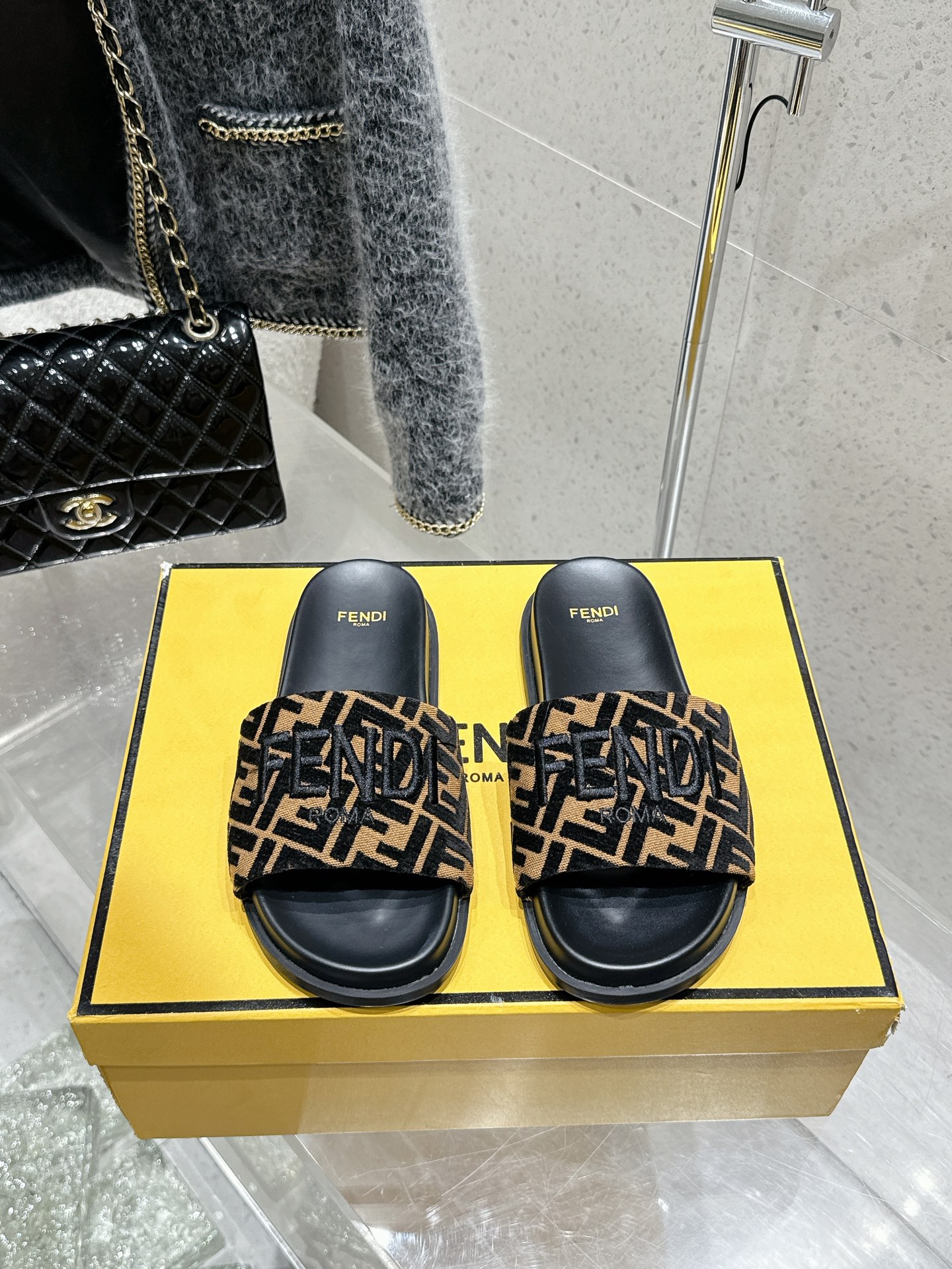 NO:442232,FENDI 2025ss new feel series FF preschool double straps, top version original version purchased and developed for making products. This Fendi Fendi slippers with FF Baguette decorative buckle, cream white leather material, engraved on the edges, paired with gold-finished metal fasteners, super beautiful!  Very light and comfortable on the feet!  Original fabric customized old-fashioned cloth, original imported soft sheepskin, original sole, open mold TPU sole, thickness of the sole, about 2.5cm, size of women, 35-40, men, 39-44, slippers, fendi, fendi, slippers, sheepskin19860909FENDI·芬迪 2025ss新款 feel系列FF老花双带平底拖鞋 顶级版本原版购入开发做货 此款Fendi芬迪拖鞋,带FF Baguette装饰性搭扣,奶油白色皮革材质,边缘饰有雕刻,搭配金色饰面金属扣件,超级好看！上脚非常轻便、舒服！ 面料原版定制老花布 内里原版进口柔软羊皮 鞋底原版开模TPU大底 底厚约2.5cm 码数女35-40 男39-44,拖鞋,fendi,fendi,slippers,sheepskin,Women's Shoes