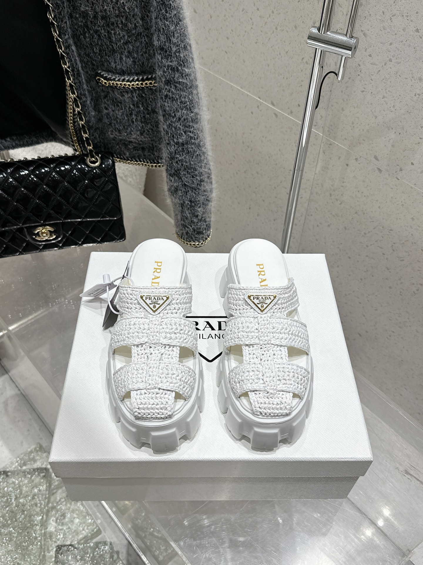 NO:442218,Top version of Prada Prada 2025 Spring and Summer New Jagged Roman Braided Thick-soled Rubber Slippers Sandals Retro and fashionable Avant-garde wheel teeth Thick-soled sole paired with rubber upper makes the whole pair of shoes light and comfortable. Bright colors satisfy a variety of choices for fashionable people in different styles!  The iconic metal triangle logo is matched with the ancient beach sandals, and every design element is on the trendy point!  Size 35-40 (40 custom made without return or exchange), slippers, prada, prada, sandals, slippers19860909顶级版本 prada普拉达2025 春夏新款锯齿罗马编织厚底橡胶拖鞋凉鞋 复古时髦前卫的轮齿 厚底鞋底搭配橡胶鞋面,让整双鞋轻便舒适 鲜艳色彩 满足不同风格时髦人士的多种选择！ 标志性金属三角标搭配古沙滩凉鞋造型,每一个设计元素都踩在时髦点上！ 码数35-40（40定做不退换）,拖鞋,prada,prada,sandals,slippers,Women's Shoes