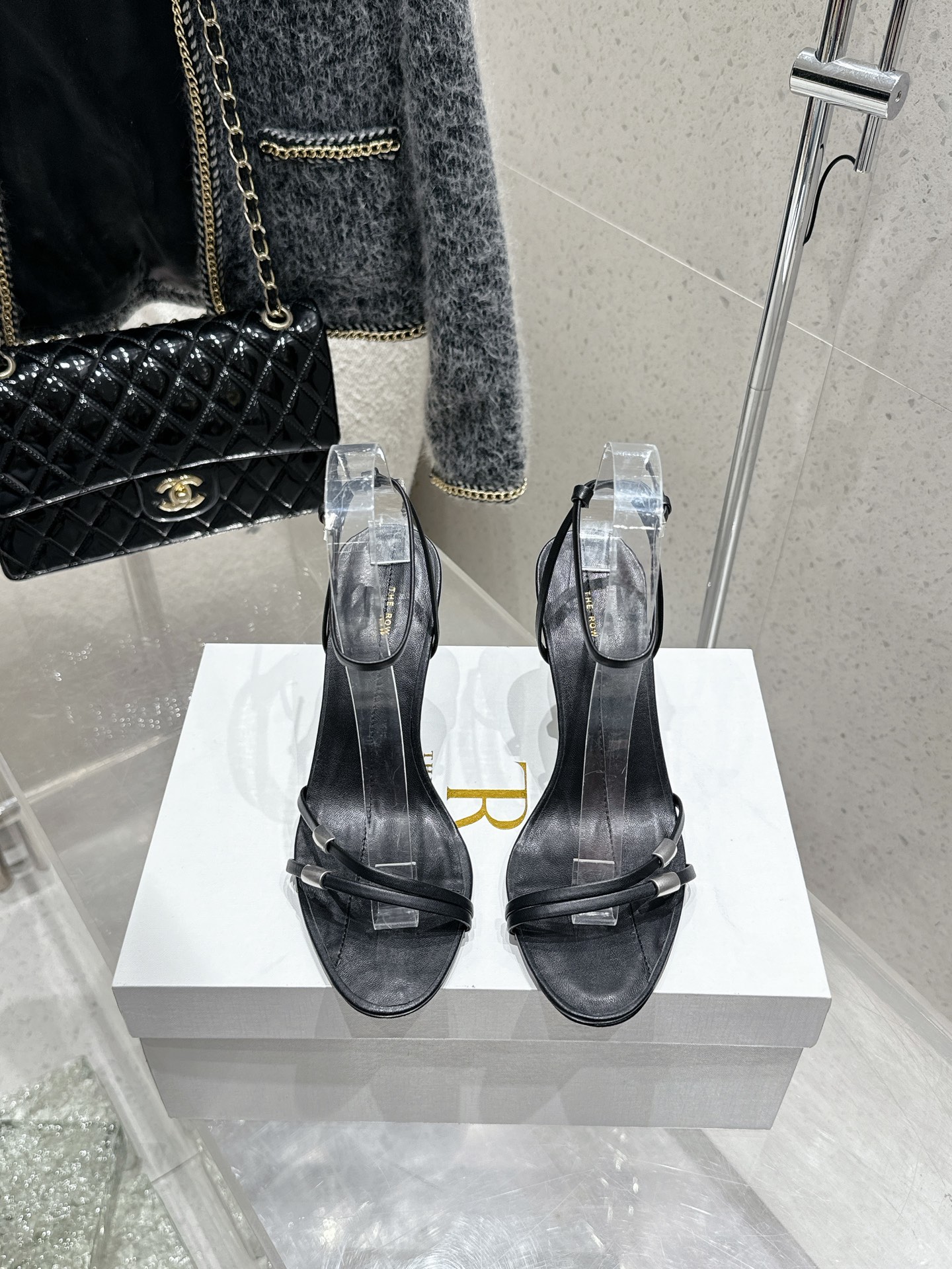 NO:410837,The top version of TheRow 2025ss simple thin strap high heel sandals. It's so simple and fashionable!  There is no unnecessary design. It has a high-end and simple feeling, in fact, in addition to being good-looking, its comfort is really easy to wear so much that it is hard to take off!  Matched with jeans, suit pants, skirts are not inconsistent. Imported sheepskin fabric, imported sheepskin footbed, heel height 9cm, genuine leather sole, size 35~40 (40 custom made, no return or exchange), high heels, sandals, high heels, skirts, jeans, business suit, sheepskin, Leather soles19860909顶级版 TheRow 2025ss简约细带高跟凉鞋 太简约时髦啦！没有一丢丢多余的设计 有一丢高级又简约的感觉其实除了好看以外它的舒适度真的是好穿到舍不得脱下来啦！ 搭配牛仔裤 西装裤 半身裙都毫无违和感 面料进口羊皮 垫脚进口羊皮 跟高9cm 鞋底真皮大底 码数35~40（40定做不退换）,高跟鞋凉鞋,sandals,high heels,skirts,jeans,business suit,sheepskin,Leather soles,Women's Shoes