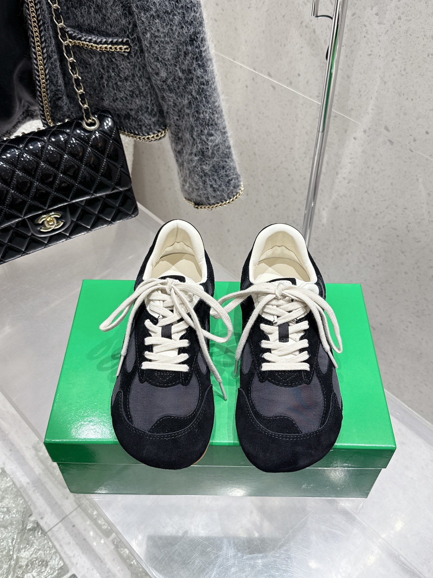 NO:442108,Women's style Bottega Veneta BV Baodiejia 25ss new couple's retro Forrest Gump shoes Dexter shoes casual sports shoes Sneaker technology nylon and suede, inspired by retro sneakers, new interpretation of classic sneakers, light, comfortable and breathable summer essentials The sole adopts classic woven texture, super recognizable, nylon suede splicing, full texture!  Size 35-45 (female 40, male 45 customized, no return or exchange), casual shoes/sports shoes, bottega veneta, bottega veneta, bottega veneta, bottega veneta, bottega veneta, sneakers, chamois leather19860909女款 男款 Bottega Veneta BV葆蝶家 25ss新款 情侣款复古阿甘鞋 德训鞋休闲运动鞋 Sneaker科技尼龙和绒面打造,灵感来自复古球鞋,全新演绎经典运动鞋,轻便、舒适、透气的夏季必备单品 鞋底采用经典的编织纹理,超有辨识度,尼龙麂皮拼接,满满的质感呈现！ 码数35-45（女40 男45订做不退换）,休闲鞋/运动鞋,bottega veneta,bottega veneta,bottega veneta,sneakers,chamois leather,Women's Shoes