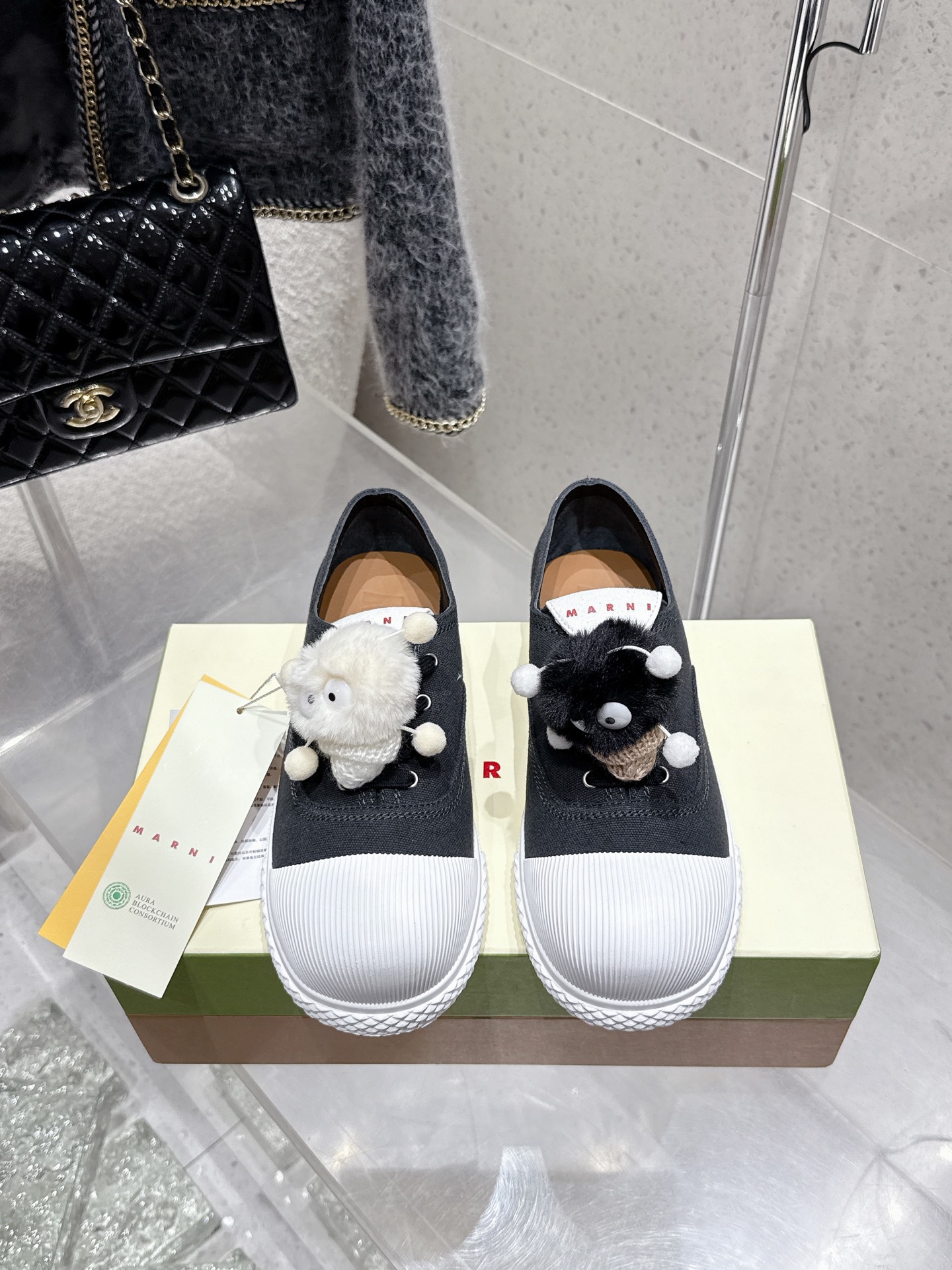 NO:442102,Marni 25ss new big toe shoes, so cute. MARNI's new spring and summer 2025 COTTON WAVE big toe shoes continues the brand's usual simplicity and fashion style. The design inspires from the wave form of nature, combining comfort and trendy elements, and consumers who pursue personality and comfort. The shoes are really super light and soft, with fabric material and cowhide insole. They are so cute and cute!  Canvas, inner cowhide, original molded rubber sole, women's size 35/40 (40 custom made, no return or replacement), casual shoes/sports shoes, marni, sneakers, cowhide19860909Marni 25ss 新款大头鞋 太萌了 MARNI 2025春夏新品的COTTON WAVE大头鞋,延续了品牌一贯的简约与时尚风格.设计灵感来源于自然界的波浪形态,结合了舒适与潮流元素,追求个性与舒适的消费者.鞋真的超级轻软,布面的材质,牛皮的内底.好穿到不行,萌萌哒很可爱！ 鞋面帆布 内里牛皮 大底原版开模橡胶底 女码35/40（40定做不退不换）,休闲鞋/运动鞋,marni,sneakers,cowhide,Women's Shoes