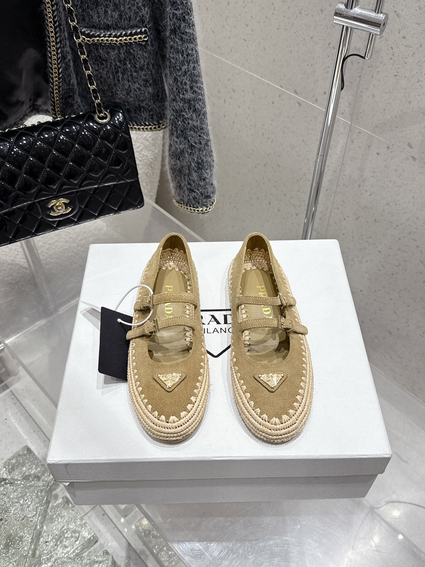 NO:442096,Top version Prada 2025 new classic triangular buckle straw braided fisherman Mary Jade shoes retro hand-woven meaning blends into daily life, portraying classic outlines with modern brushstrokes draw inspiration from classic Japanese shoes, complex and simple, suitable for a variety of shapes, and the steps are flexible and high-end and fashionable. Each pair looks like a handicraft^_^ imported cowhide. Niujing imported lambskin original rubber non-slip sole size 35-39 (40.41 custom made without return and exchange, single shoes, prada, prada, mary jane, espadrilles, espadrilles, cowhide, sheepskin19860909顶级版 Prada 普拉达2025新款经典三角扣草编渔夫玛丽珍鞋 复古手工编织意韵融于日常,以现代笔触刻画经典轮廓 从经典日式鞋履汲取灵感,繁而简练适合多种造型,步履之间灵动高级时髦 每双都像是工艺品^_^ 鞋面进口牛皮.牛京 内里进口小羊皮 原版橡胶防滑大底 码数35-39（40.41定做不退换,单鞋,prada,prada,mary jane,espadrilles,espadrilles,cowhide,sheepskin,Women's Shoes