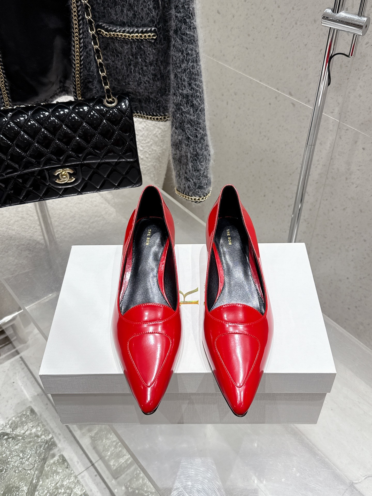 NO:410822,The Row retro elegant cat heel shoes are a favorite of fashion experts. Every season's new products can firmly grasp everyone's attention. This small heel shoes continue the brand's usual minimalist style, with a simple and elegant design, revealing an intellectual and elegant temperament, smooth and tense lines, and can be easily controlled whether it is daily travel or special occasions, allowing you to instantly transform into a goddess of temperament. The pointed-toe design is really irresistible. It is clean and neat and fully open, not only can perfectly modify the shape of the feet, but also has a retro and elegant charm, which makes people fall in love with it at a glance. The upper is imported soft open-edge beaded cowhide, the inner is imported full-grain mixed-bred sheepskin, the sole is imported from Italian leather outsole, the size is 35-39 (40 customization, no return or replacement), single shoes, cowhide, sheepskin, Leather  soles19860909顶级版 TheRow复古优雅猫跟单鞋 简直是时尚达人们的心头好,每一季的新品都能牢牢抓住大家的眼球.这款小跟鞋延续了品牌一贯的极简风格,设计简洁大气,透露出一种知性优雅的气质,线条流畅而富有张力,无论是日常出行还是特殊场合,都能轻松驾驭,让你瞬间变身气质女神. 尖头设计,那真的是让人无法抗拒.它干净利落,气场全开,不仅能完美修饰脚型,还自带一种复古优雅的韵味,让人一眼就爱上. 鞋面进口柔软开边珠牛皮 内里进口全粒面混种羊皮 鞋底进口意大利真皮大底 码数35-39(40定制不退不换),单鞋,cowhide,sheepskin,Leather soles,Women's Shoes