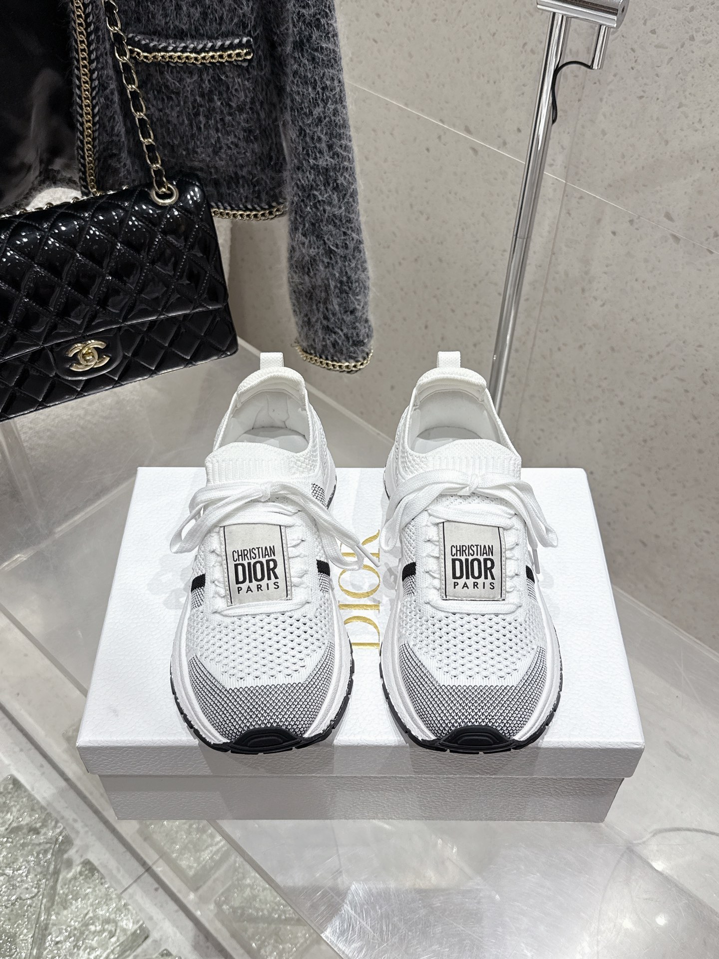 NO:442151,Dior couples knitted fly knitted casual sneakers The soft and breathable upper complements the light textured rubber sole, decorated with various classic details, is ideal for daily styles. It can be matched with various casual items to create exquisite shapes. Fabric: Original customized high-density fly knitted lining: Imported breathable mesh Sole: Original open mold ip foaming material Sole 3.5CM Size: 35-44, casual shoes/sports shoes, dior, dior, sneakers19860909Dior迪奥 情侣款 针织 飞织 休闲 运动鞋 柔软透气的鞋面与轻盈的纹理效果橡胶鞋底相得益彰,饰以各种经典细节,是日常造型的理想之选 可与各式休闲单品搭配,打造精致造型 面料 : 原版定制定制高密度飞织 内里 : 进口透气网面 鞋底 : 原版开模ip发泡材质 底厚 3.5CM Size : 35-44,休闲鞋/运动鞋,dior,dior,sneakers,Women's Shoes