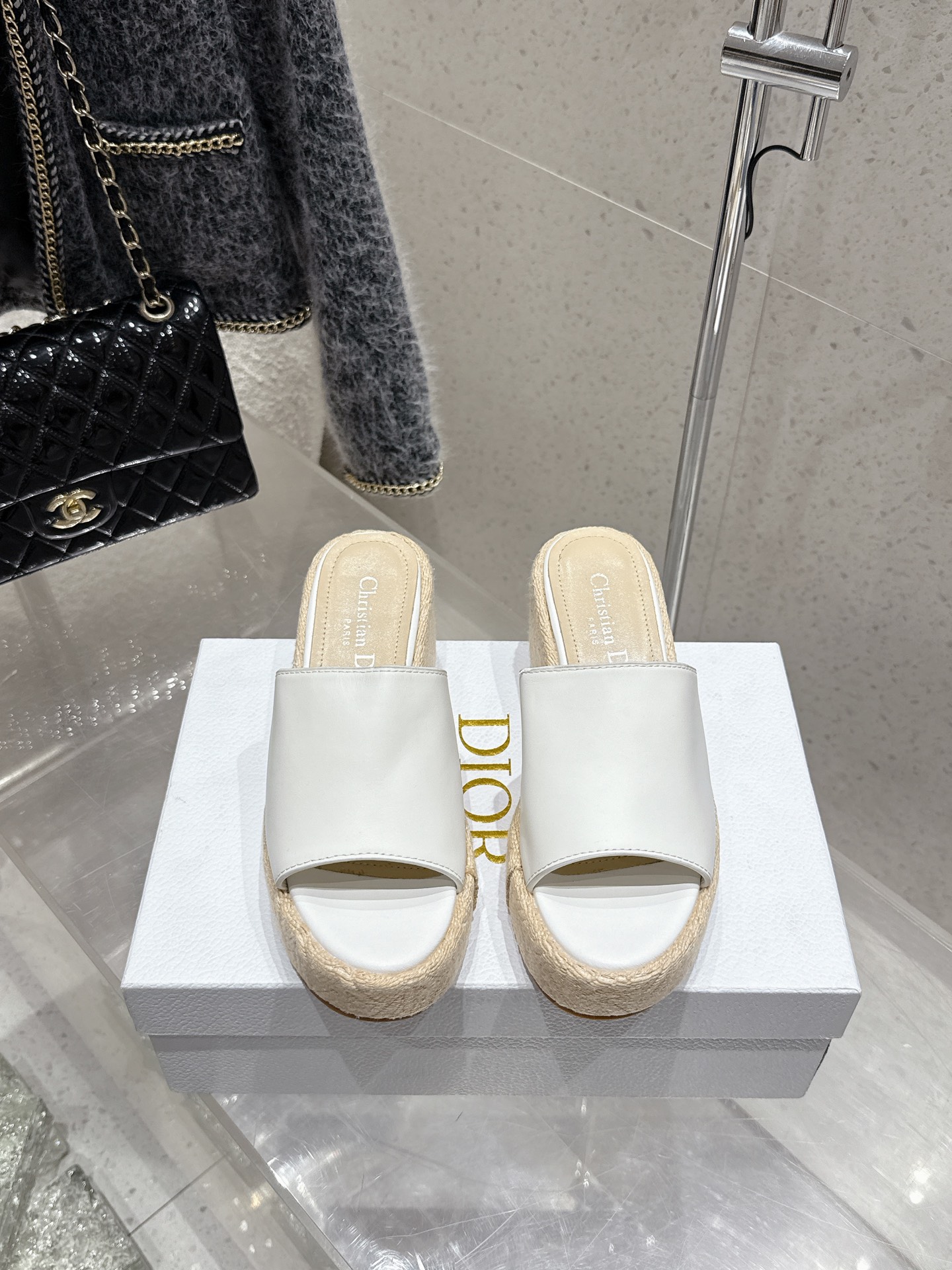 NO:442143,25ss Spring and Summer New Dior D-Attitude wedge sandals cross-buckle waterproof platform slippers This Attitude Dior wedge sandals is a new product in the 2024 winter ready-to-wear series. It draws inspiration from the retro logo and highlights the modern style. The cowhide upper, paired with a 9 cm wedge and 3 cm beige Graphic rattan check pattern embroidered thick sole, a new classic pattern in 3D modern style. The back is decorated with a gold-finished metal CD logo, which can be matched with various styles of this season to show elegance. Upper cowhide (open mold Dior letter hardware buckle) inner foot pad sheepskin original open mold rubber outsole (original open mold electric embroidered wedge) heel height 9cm waterproof platform 3cm  Number of codes 35-39 (40.41 custom made without return or exchange), slippers, dior, dior, slippers, cowhide, sheepskin1986090925ss春夏新款Dior 迪奥D-Attitude 坡跟凉拖鞋交叉扣带防水台拖鞋 这款 Attitude Dior坡跟凉拖是二零二四冬季成衣系列新品,从复古标识汲取灵感,彰显现代风格.牛皮革鞋面,搭配9厘米坡跟和 3 厘米米色Graphic藤格纹图案刺绣厚底,以3D现代风格全新演绎经典图案.后侧饰以金色饰面金属CD标志,可与本季各式造型搭配,彰显优雅风范. 鞋面牛皮（开模Dior字母五金扣） 内里垫脚羊皮 鞋底原版开模橡胶大底（原版开模电绣坡跟） 跟高9cm防水台3cm 码数35-39（40.41定做不退换）,拖鞋,dior,dior,slippers,cowhide,sheepskin,Women's Shoes