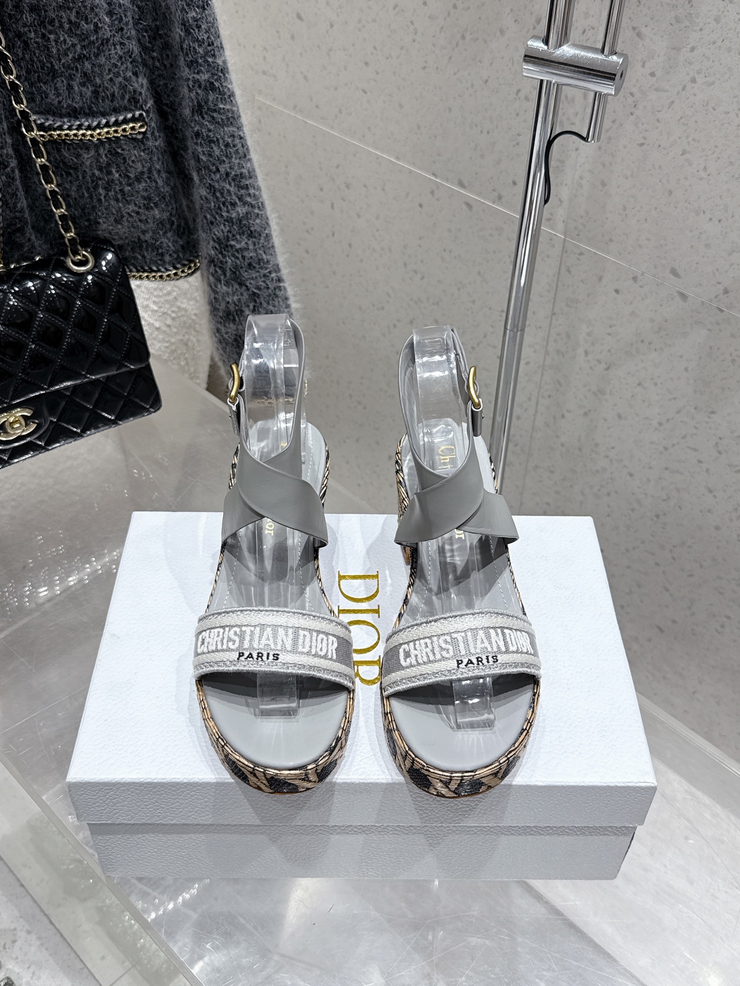 NO:442136,25ss Spring and Summer New Dior D-Attitude Wedge Sandals Cross-buckled buckle platform sandals Embroidered with a black Christian Dior Paris signature, the natural Rafia upper gives an impeccable touch, while the adjustable buckle of black calfskin exquisitely accentuates the ankles. Natural and black graphic Cannage raffic 7cm (3 inches) heel and 2.5cm (1 inches) platform provide a modern 3D dimension to the iconic House pattern. The shoes can be paired with other Graphic Cannage pieces in the collection. Customized upper with electric embroidered webbing/cowhide inner footbed sheepskin sole Italian leather outsole Heel height 7cm  Size 35-39 (40.41 custom made without return or exchange), high heels sandals, dior, dior, sandals, high heels, slippers, cowhide, sheepskin, Leather soles1986090925ss春夏新款Dior 迪奥D-Attitude 坡跟凉拖鞋交叉扣带防水台凉鞋 绣有黑色Christian Dior Paris签名,天然的拉菲亚鞋面给人一种无可挑剔的触感,而黑色小牛皮可调节的扣带精致地突出了脚踝. 天然和黑色的图形Cannage raffic7厘米（3英寸）的鞋跟和2.5厘米（1英寸）的平台为标志性的House图案提供了现代的三维. 这双鞋可以与该系列中的其他Graphic Cannage作品搭配. 鞋面定制电绣织带/牛皮 内里垫脚羊皮 鞋底意大利真皮大底 跟高7cm 码数35-39（40.41定做不退换）,高跟鞋凉鞋,dior,dior,sandals,high heels,slippers,cowhide,sheepskin,Leather soles,Women's Shoes