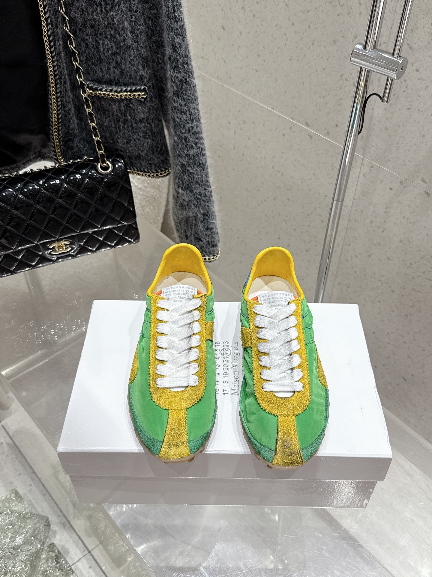 NO:442130,Couple model MM6 Majila counter synchronizes the latest casual shoes, sports shoes, German training shoes, hot and fashionable style, elastic webbing private printing series!  MM6 Maison Margiela's experiment starts from the functionalist deconstruction aesthetic, unexpected playful and avant-garde interpretation, changeable simple style tailoring, presenting an extremely creative fashion experimental shape. The oblique square head design The elastic webbing material is comfortable and delicate. Appropriately revealing the instep, the neat upper design, modern and fashionable, and can also become one of the most practical items for daily wardrobe wear! The outsole uses high-quality original sole. The upper two choices are silk sardine cowhide cowhide. Size 35-40 for women 40-45 for men. The full set of counter synchronous packaging, casual shoes/sports shoes, masion margiela, masion margiela, sneakers, cowhide, real silk19860909情侣款 MM6马吉拉专柜同步最新休闲鞋 运动鞋 德训鞋 大热时尚风 弹力织带私印系列 ！ MM6 Maison Margiela的实验性从功能主义的解构美学出发,意想不到的玩味和前卫演绎,多变的简约风格剪裁,呈现创意无比的时装实验造型. 斜方头设计 弹力织带材质舒服细腻 恰当的展露脚背,利落的鞋面设计,摩登时髦的同时也可以成为日常衣橱非常实穿的单品之一! 大底选用高定原版底 鞋面两种选择真丝沙丁布牛皮牛筋拼接 码数女35-40 男 40-45 全套专柜同步包装,休闲鞋/运动鞋,masion margiela,masion margiela,sneakers,cowhide,real silk,Women's Shoes